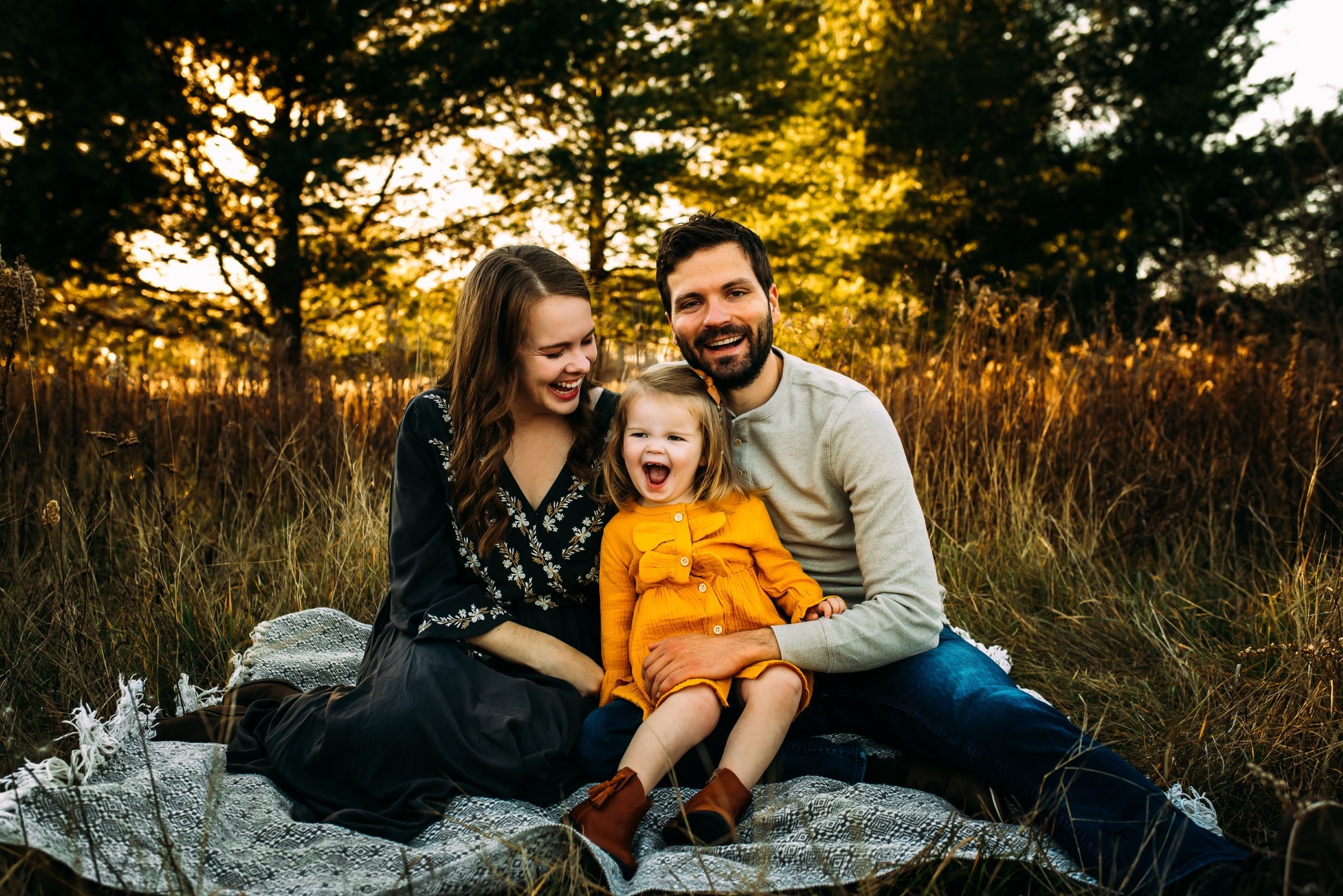 Wisconsin family photographer what to wear family photos family photo poses wausau family photographer