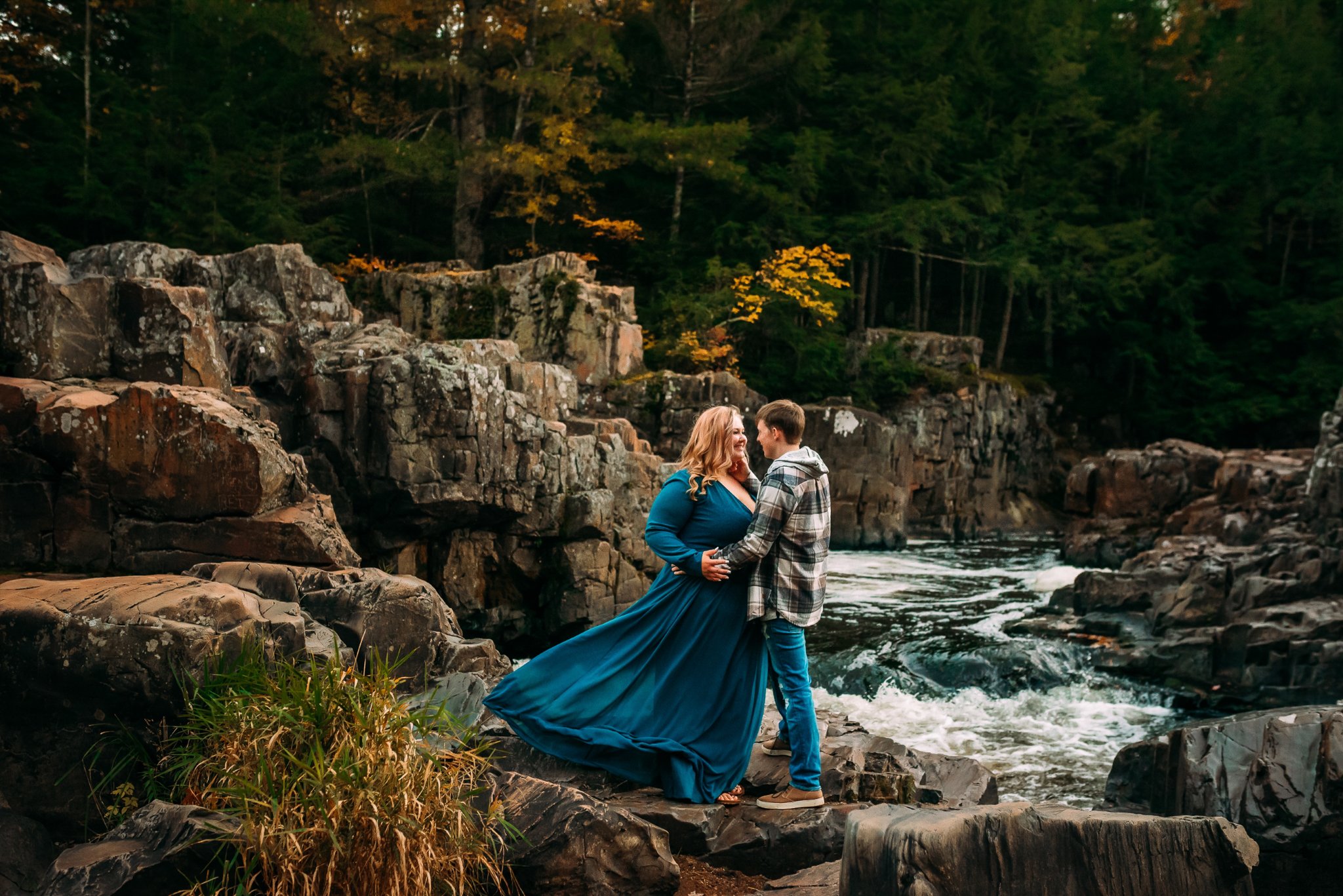 Fall photos, maternity, Wisconsin Photographer, Wausau, Green Bay, Milwaukee, Madison, Minocqua, Door County, Photoshoot Outfit Ideas, What to Wear Family Photo engagement photos