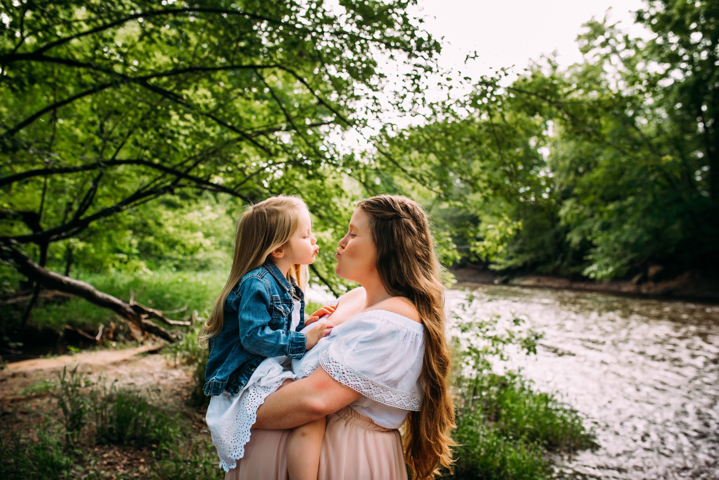 maternity photos, maternity, Wisconsin Photographer, Wausau, Green Bay, Milwaukee, Madison, Minocqua, Door County, Photoshoot Outfit Ideas, What to Wear Family Photo maternity photos