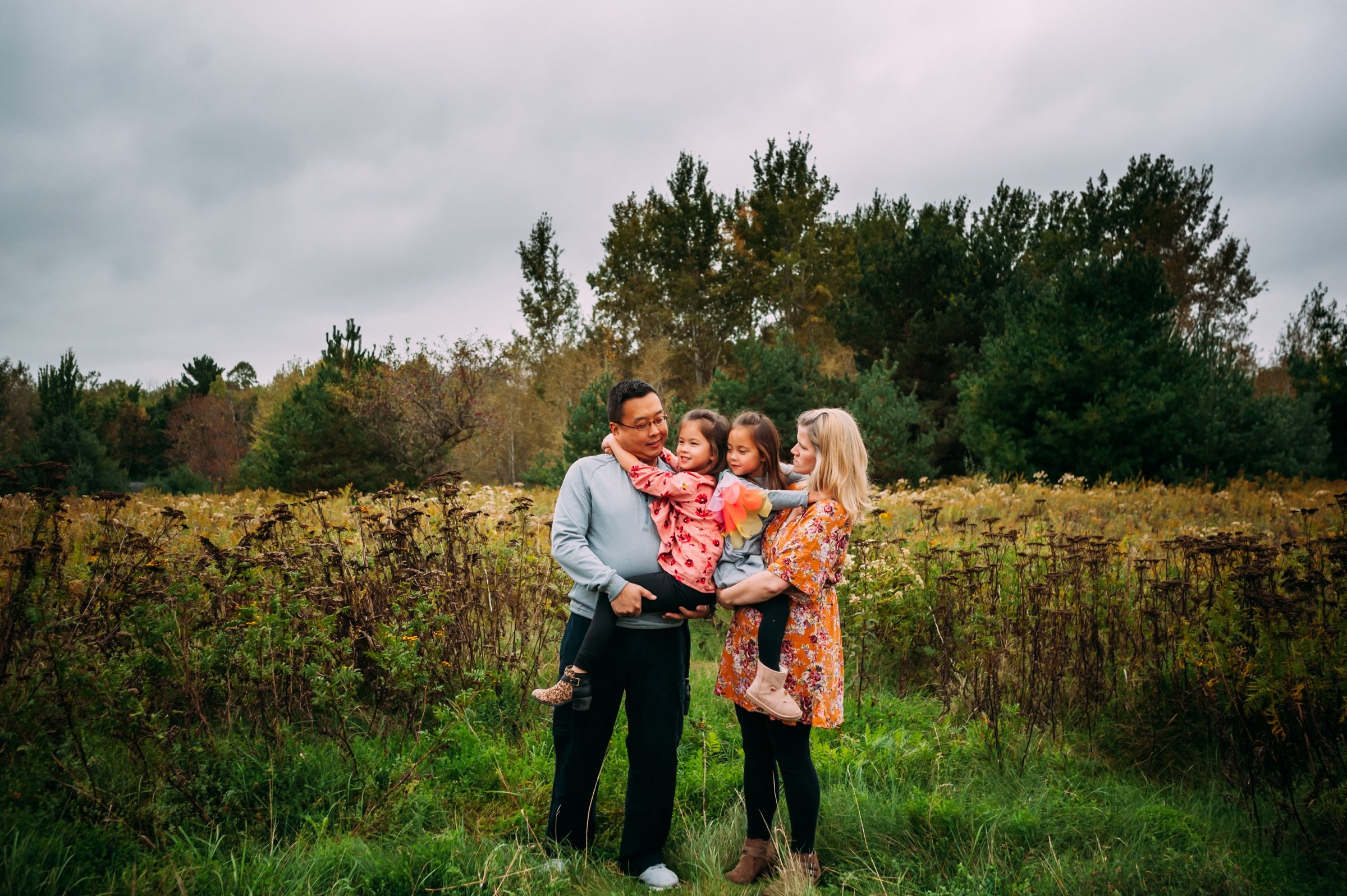 family photos, Wisconsin Photographer, Wausau family photographer, Green Bay, Milwaukee, Madison, family photos Outfit Ideas, What to Wear family photos, family photo locations