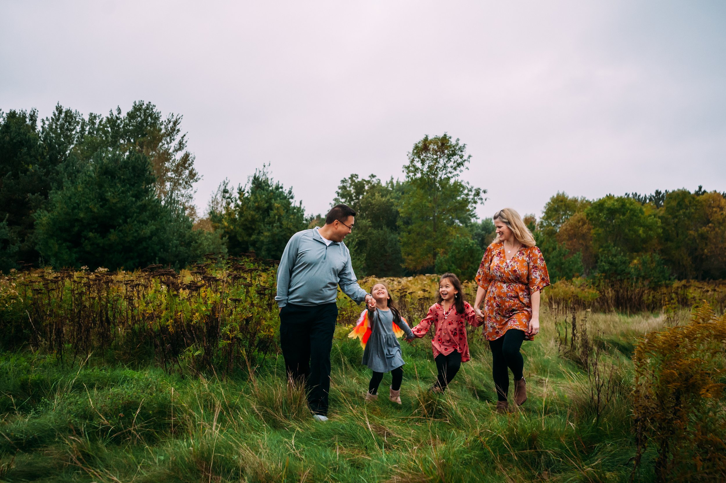 family photos, Wisconsin Photographer, Wausau family photographer, Green Bay, Milwaukee, Madison, family photos Outfit Ideas, What to Wear family photos, family photo locations