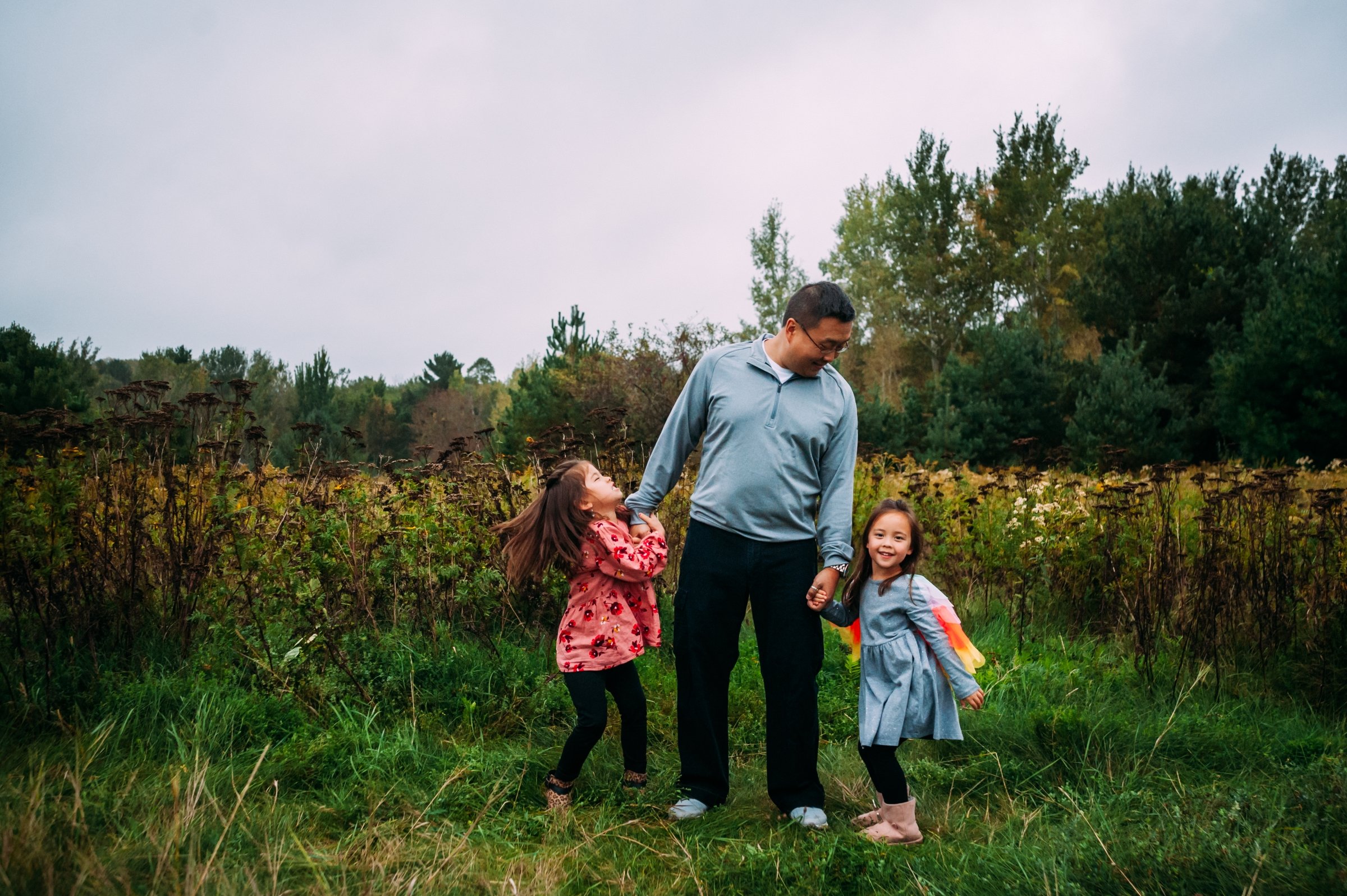 family photos, Wisconsin Photographer, Wausau family photographer, Green Bay, Milwaukee, Madison, family photos Outfit Ideas, What to Wear family photos, family photo locations