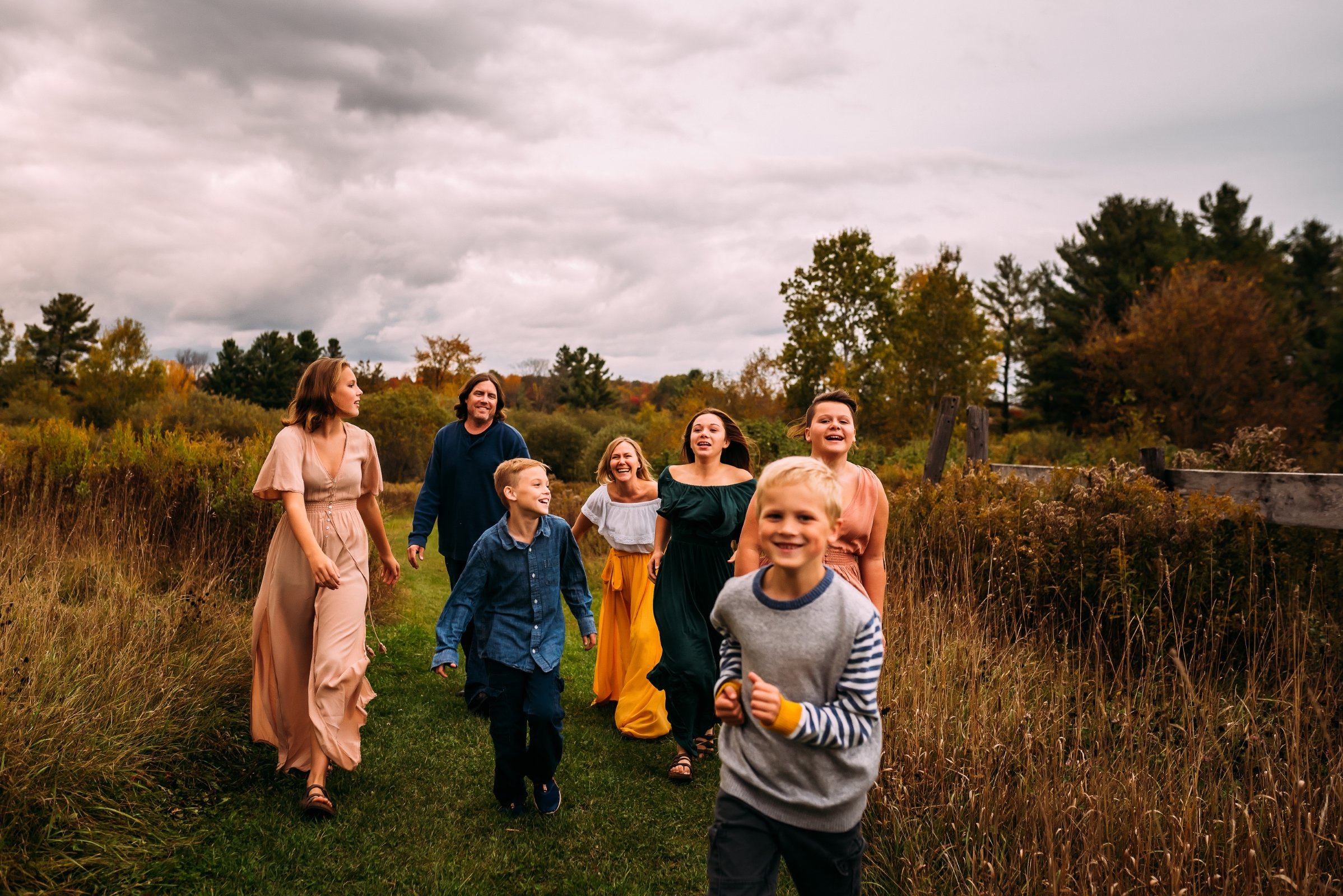 family photos, Wisconsin Photographer, Wausau family photographer, Green Bay, Milwaukee, Madison, family photos Outfit Ideas, What to Wear family photos, family photo locations