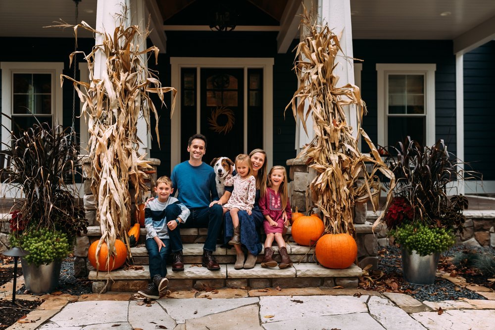 What to Wear Family Photo, Family Photo outfits, family photo poses, Wausau family photographer, Wisconsin family photographer, Green Bay Family photographer, Milwaukee family photographer (Copy)