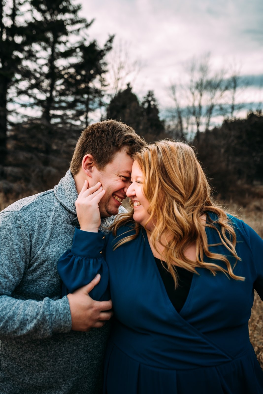 What to Wear for Engagement Photos, Engagement Photo outfits, Wisconsin engagement photographer, unique engagement photos wisconsin, fall engagement photos