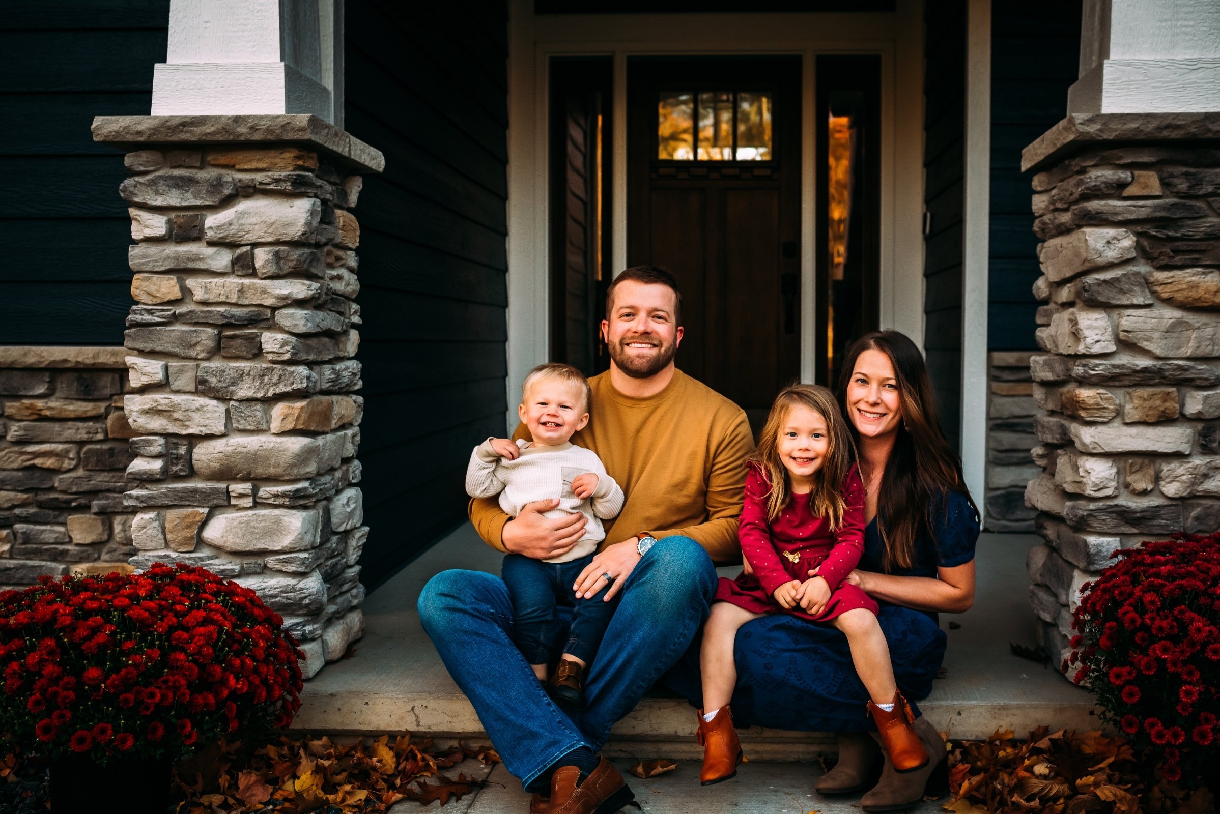 What to Wear Family Photo, Family Photo outfits, family photo poses, Wausau family photographer, What to Wear for Engagement Photos, Engagement Photo outfits, unique engagement photos 