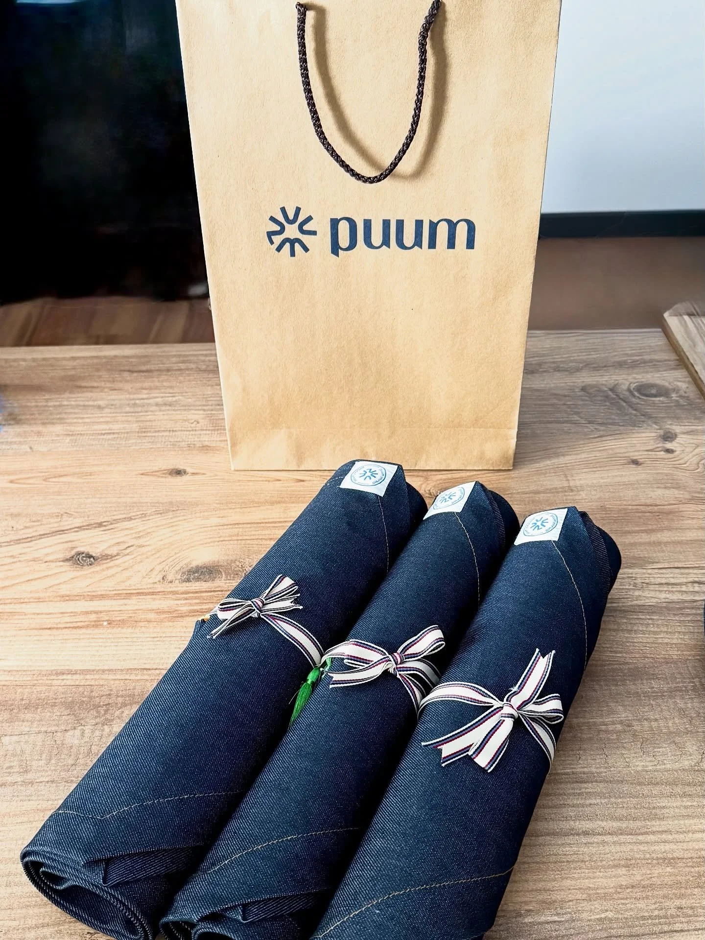 It all began with leftover fabrics.. One idea, one touch, and denim came back to life. Born in İzmir, these pieces now travel to joyful tables in Amsterdam, carrying with them a story of sustainability and creativity in every stitch.
🔹⚪️🔹
#puumyour