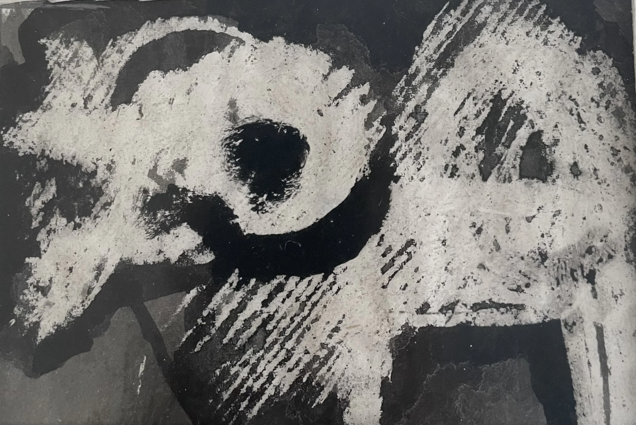 Schwarz-weiße Zeichnung eines Hundes, vermutlich ein Terrier, mit einem dunklen Auge, eines schwarzen Nasenbereichs und einem schrägen Blick, auf einem kreativen, abstrakten Hintergrund.