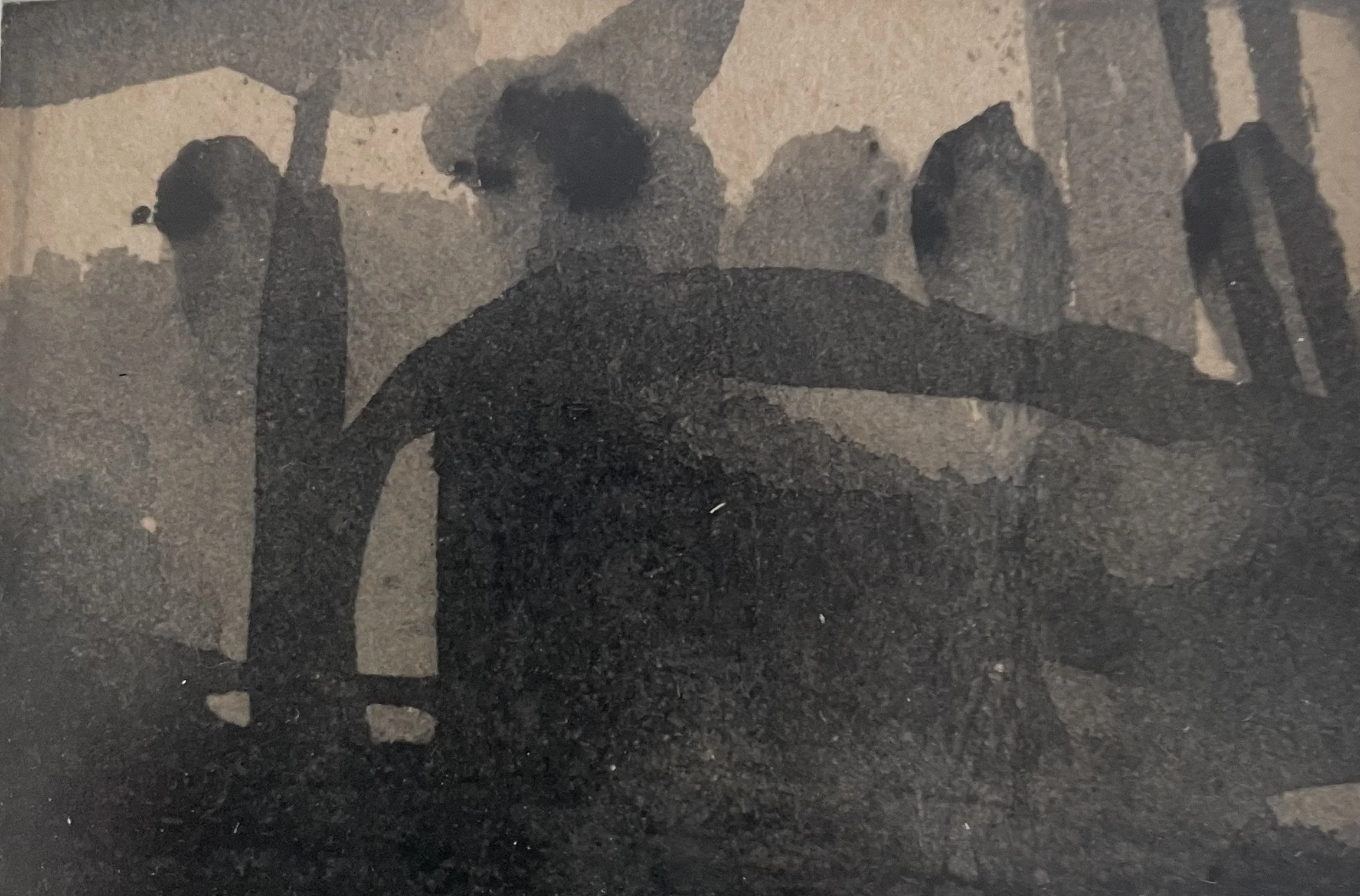 Silhouette von vier Menschen, die an einer Wand Lehnen, die mit Graffiti bedeckt ist.