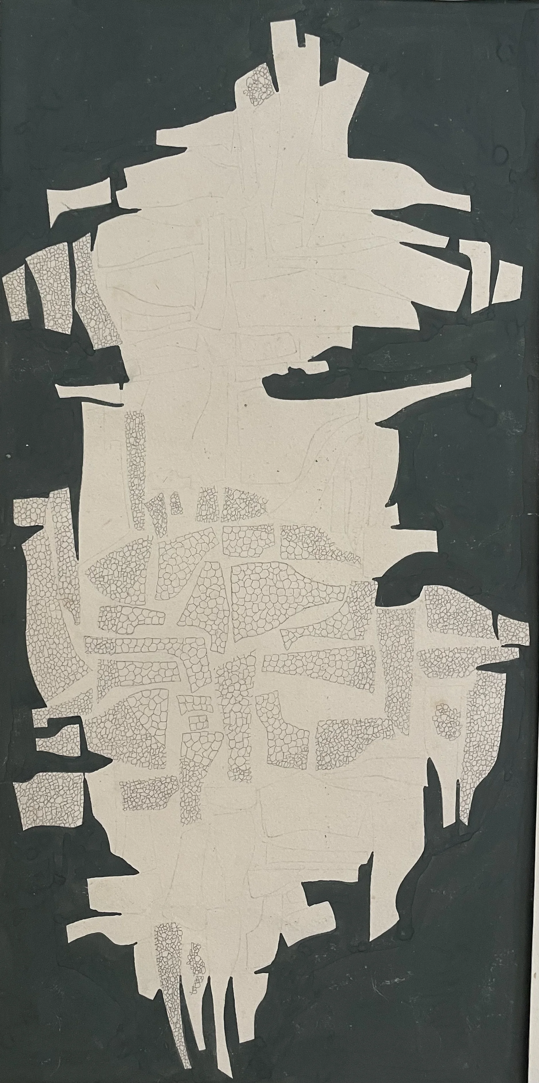 Grün-Weiß-Illustration einer Stadt, umgeben von dunklen, unregelmäßigen Formen, im Hintergrund Himmel mit Wolken.