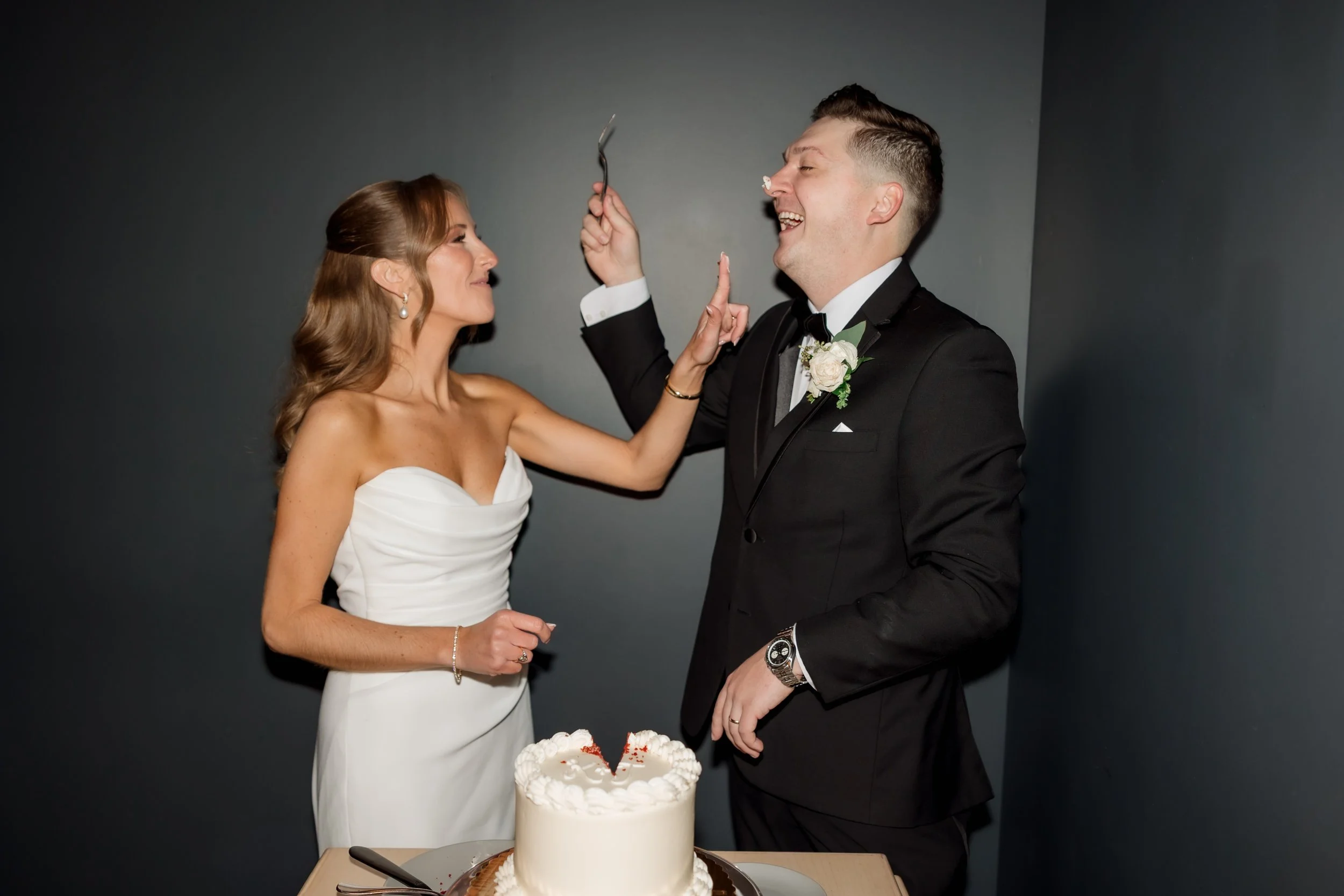 Couple cut their cake at Walden Chicago wedding reception