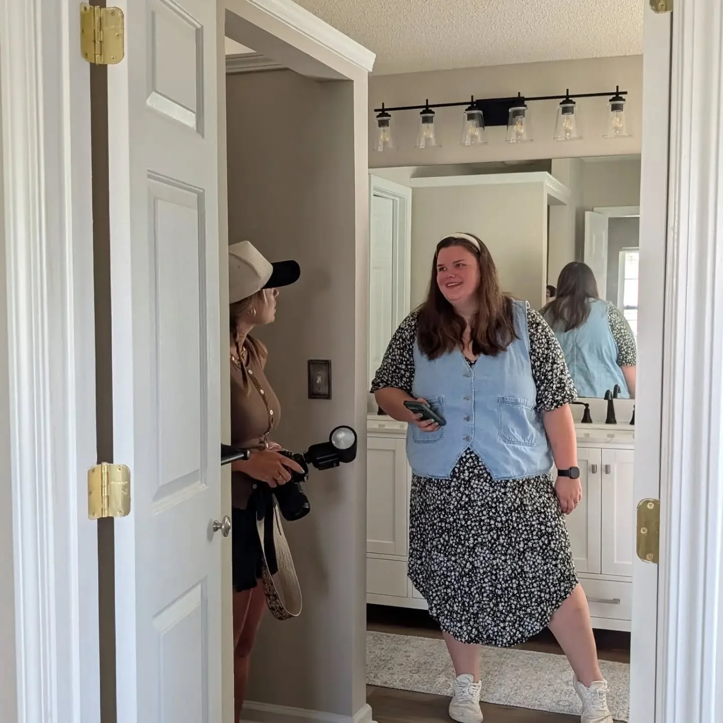 Behind the scenes: on location for a branding photo and video shoot 🎬📸📽️

@ebenezerremodelingsc @jordanleanna
