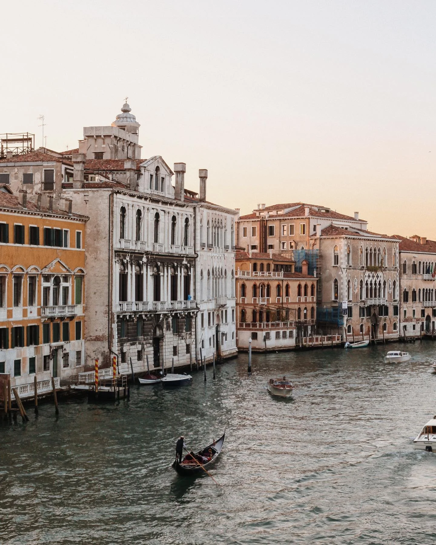 Around this time last year I was riding water taxis, eating pasta twice a day, and exploring beautiful Italian cities. Here&rsquo;s one of my fave shots of the Grand Canal in Venice 🛶