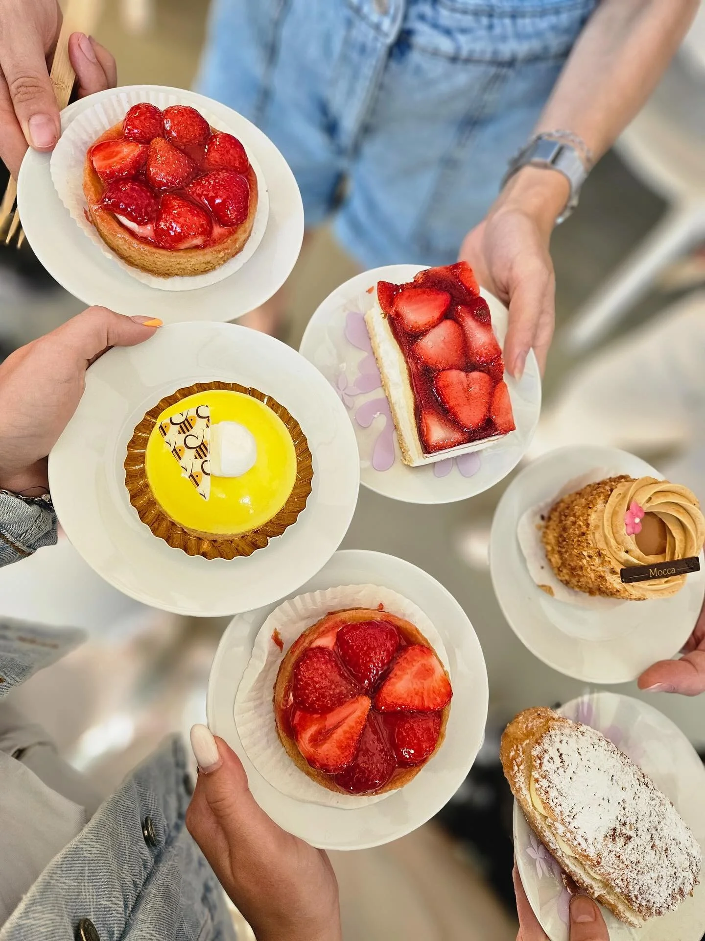 COENCAD Nieuws
Ja hoor, er wordt hier wéér taart gesnoept! 🍰 En met goede reden: we vieren de succesvolle afronding van ons project voor woningcorporatie Vivare uit Arnhem! 🙌
Na bijna twee jaar keihard werken heeft ons Team Vivare e