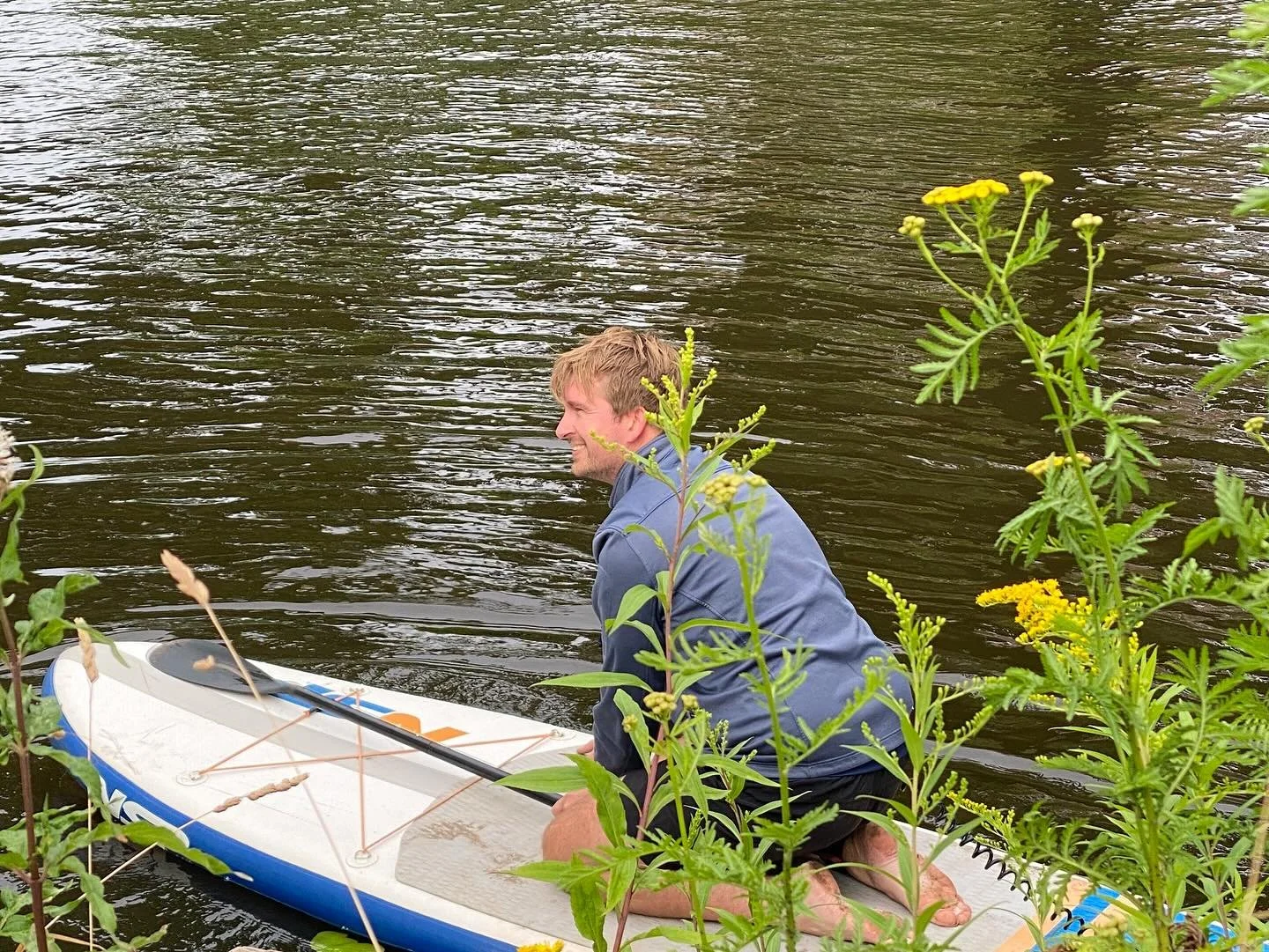 • COENCAD Sport
Uitgerekend op de minst zonnige dinsdag van de afgelopen weken (met windkracht 6 als bonus 💨) stond er een teamactiviteit op het water gepland. Maar wij zijn niet van suiker! 
Met een goed humeur en flinke dosis optimisme ging