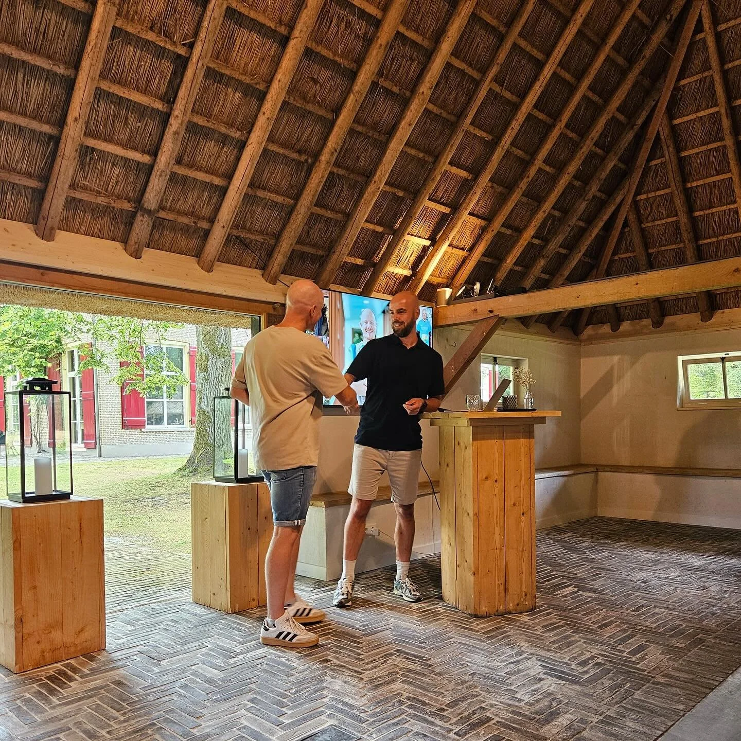 • COENCAD Presentatie
Afgelopen vrijdag hadden we onze halfjaarlijkse presentatie op het prachtige Landgoed in Ulvenhout. 
We keken terug én vooruit: de rol van AI binnen COENCAD, de cijfers en onze aankomende verhuizing, tot het raden