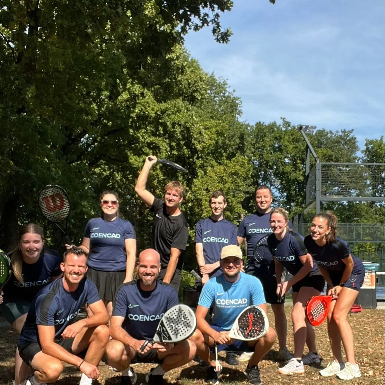• COENCAD Sport 
Alsof het nog niet warm genoeg was, gingen we er gisteren op uit: met een groep collega’s de padelbanen op om wat ballen heen en weer te slaan! 🥵🎾
Gezelligheid, plezier én een fijne manier om samen in beweging te