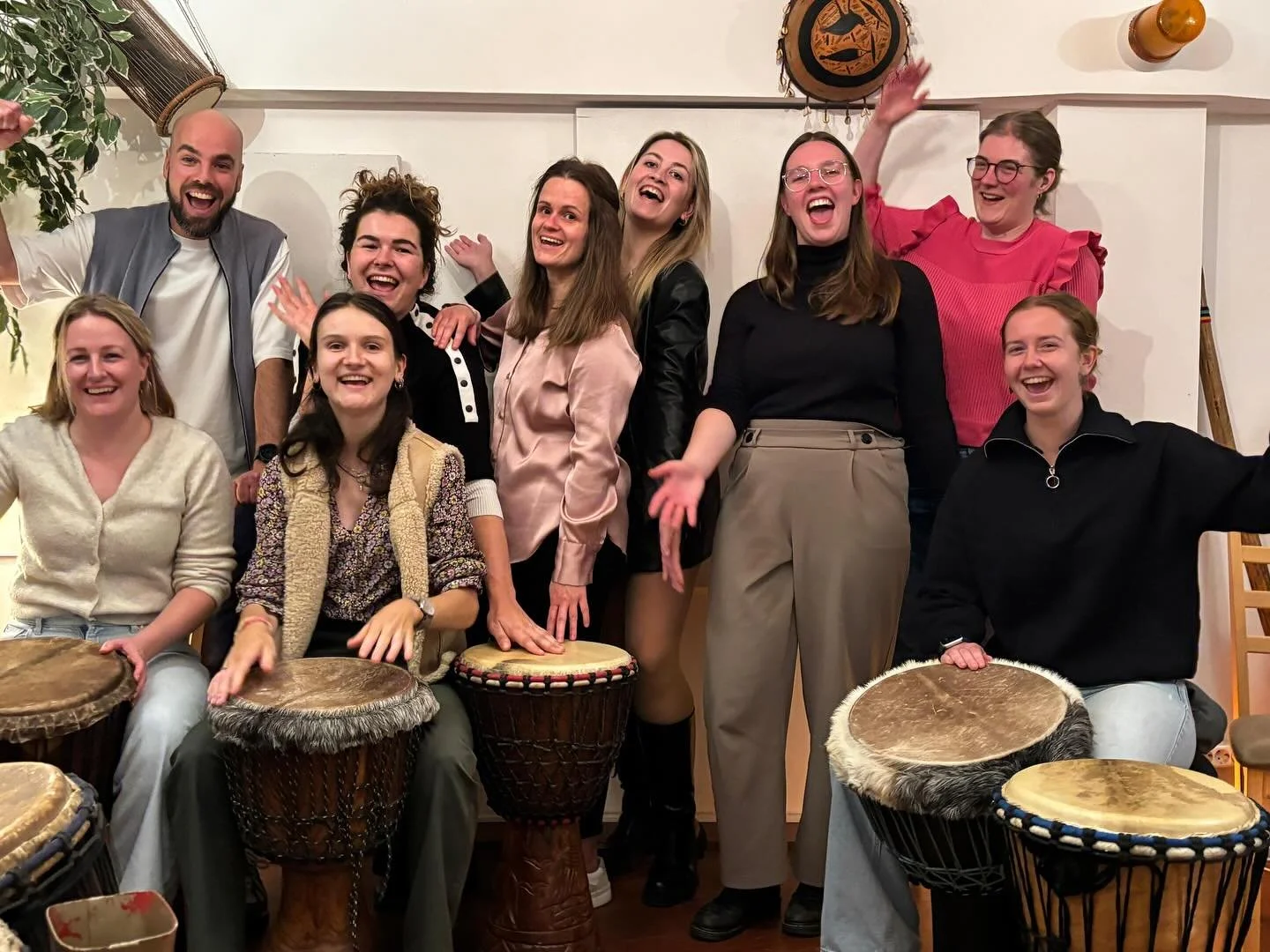 • COENCAD Team 
Tromgeroffel… 🥁
Wat zouden we zijn gaan doen als teamactiviteit deze maand?!
Je raadt het al: een djembe workshop! 🪘
We trommelden samen een middag vol gezelligheid, lachen en ritme bij elkaar.
 
#coencad #coencadteam