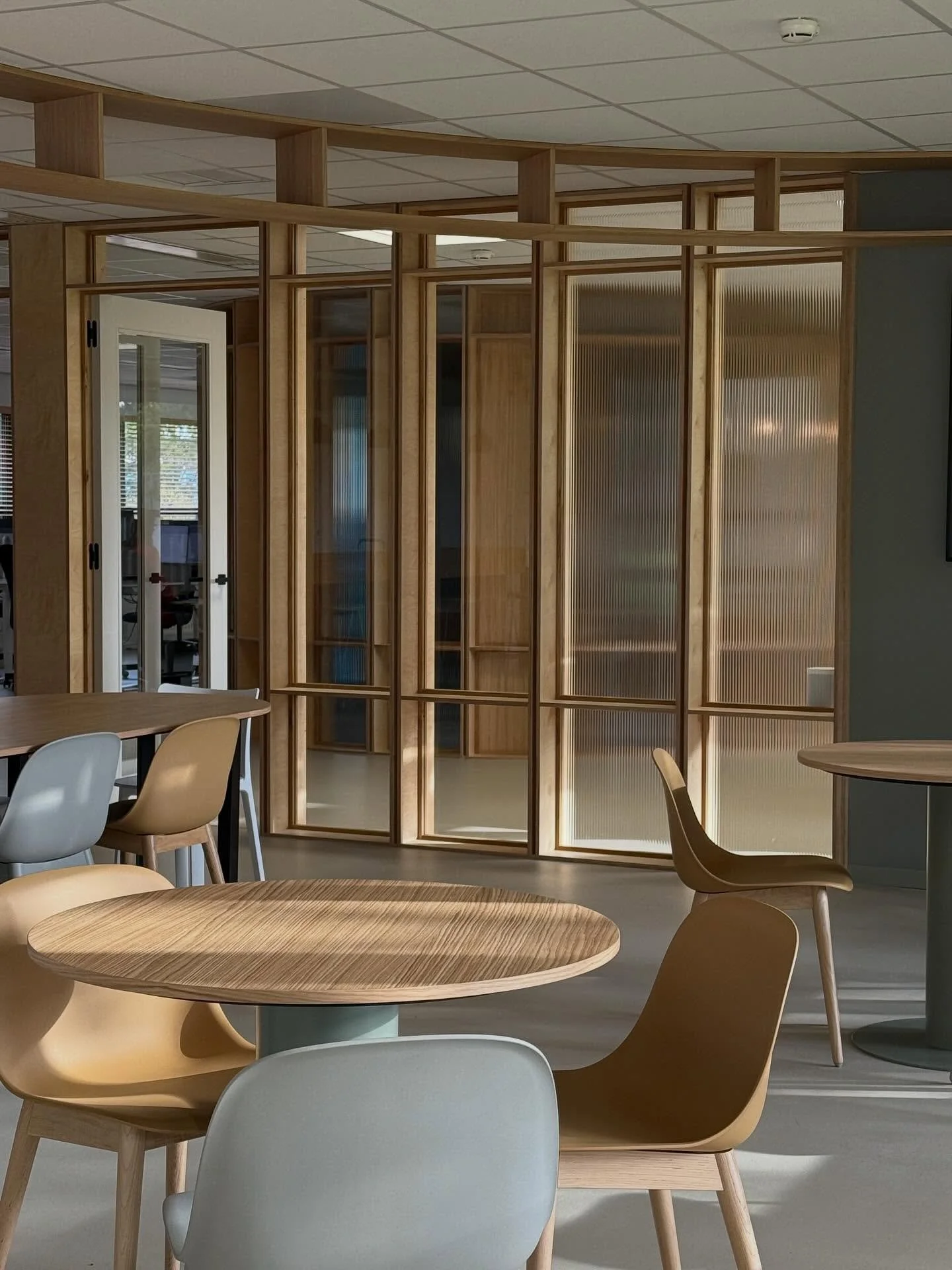 • COENCAD Kantoor 
Het zijn nog de laatste puntjes op de i…
Maar kijk eens hoe mooi het hier is, zeker met de zon die naar binnen schijnt. ☀️
#coencad #coencadrijen #coencadkantoor