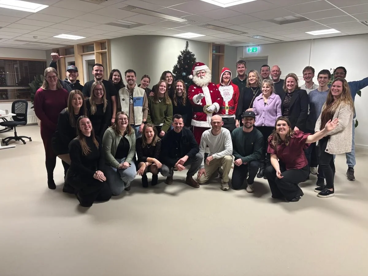 &bull; COENCAD KERST 🎄

Afgelopen vrijdag was het eindelijk zover: onze eindejaars&shy;presentatie met quiz, gevolgd door een gezellig kerstdiner. Dit keer met z&rsquo;n allen in ons nieuwe kantoor!

De tafel mooi gedekt, de catering stond klaar en 