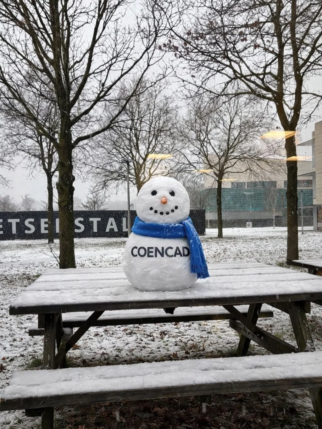 &bull; COENCAD Team 

Net als een groot deel van Nederland zijn ook wij half ingesneeuwd begonnen aan het nieuwe jaar ❄️

Dat vraagt soms om kleine aanpassingen, zoals wat langer onderweg zijn, een kleine glijpartij hier en daar, lopend naar kantoor 