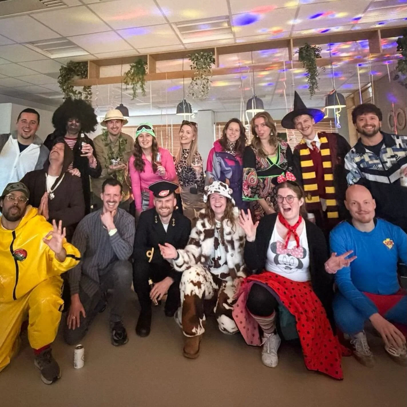 &bull; COENCAD Carnaval 🎭

Vandaag is alweer de laatste dag van carnaval, maar afgelopen vrijdag is het feest hier op kantoor goed begonnen.
Met een polonaise door het gebouw, onze eigen carnavalskraker door de speakers en zelfs Kapitein Iglo in the