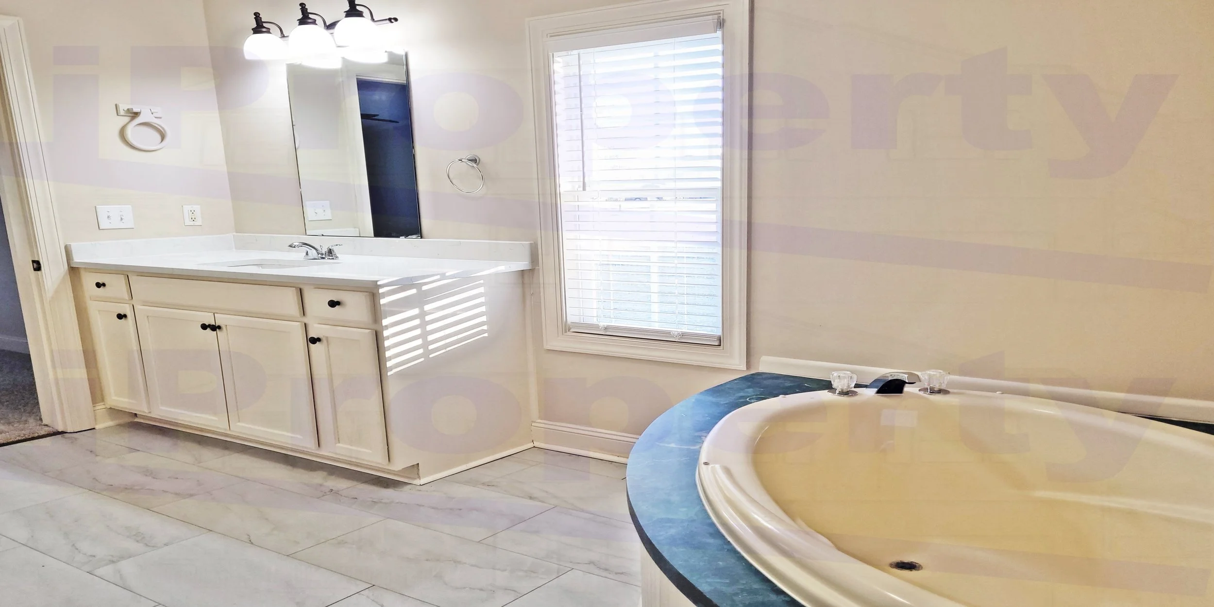 135 Ivey - Master BathRoom02.jpg