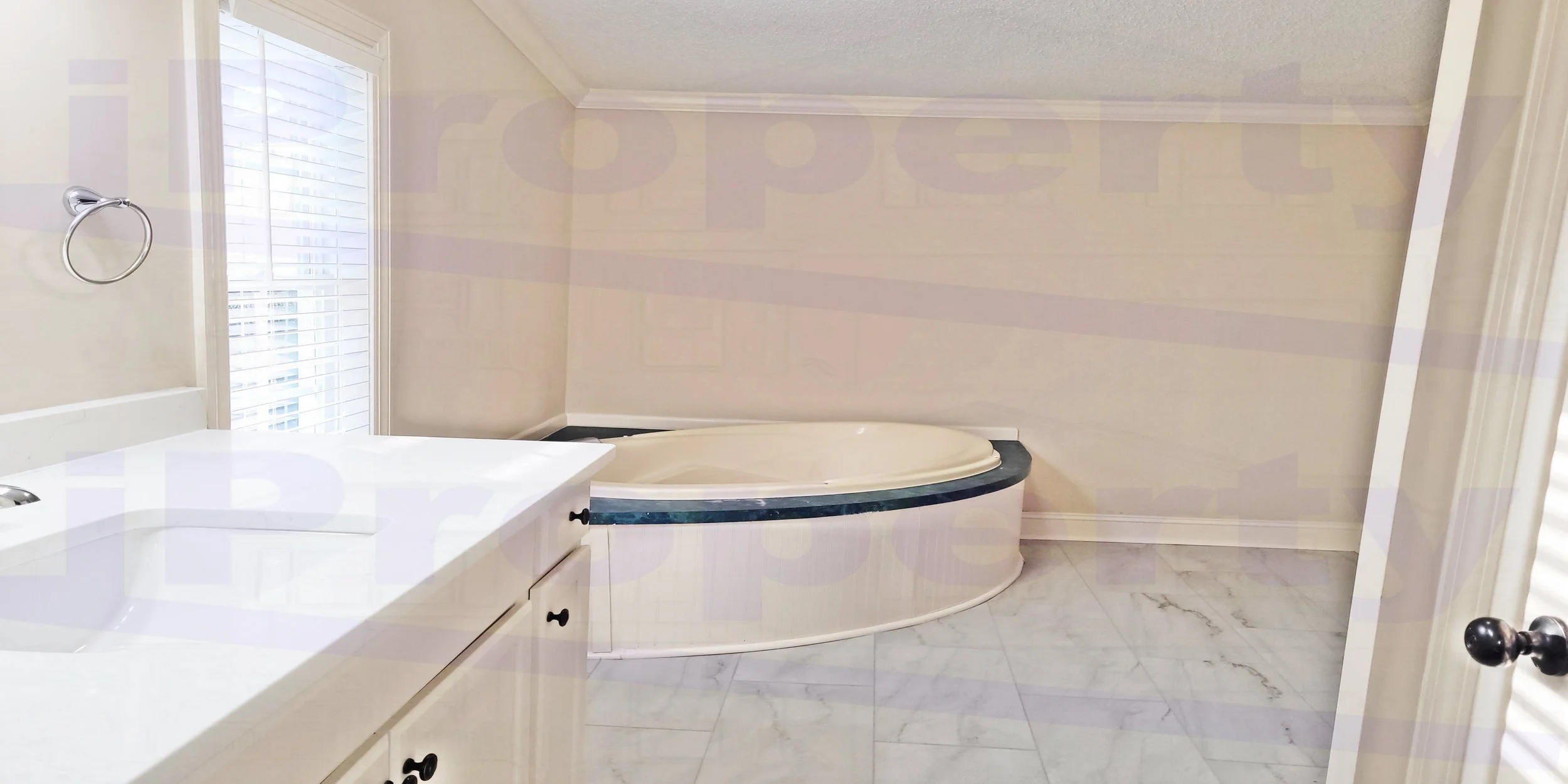 135 Ivey - Master BathRoom00.jpg