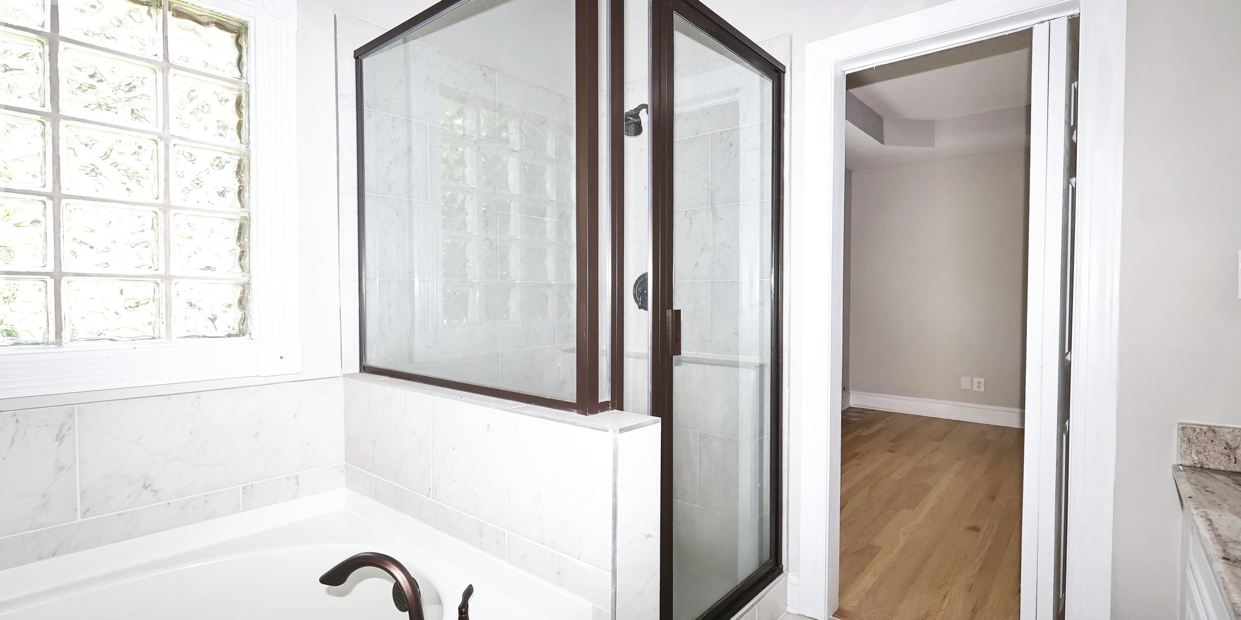 126 Linda - MasterBathRoom01.jpg