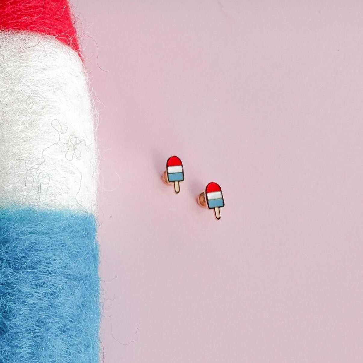 4 Days until The 🇺🇸 Summer Market starts and it is going to be so fun! 

Come see us. Love these cute earings and @bownitabowboutique 

JeniBee Summer Market
June 16th - 20th

Monday, June 16th
 6pm - 8pm&nbsp;
Tues. - Thursday, June 17th - 19th&nb