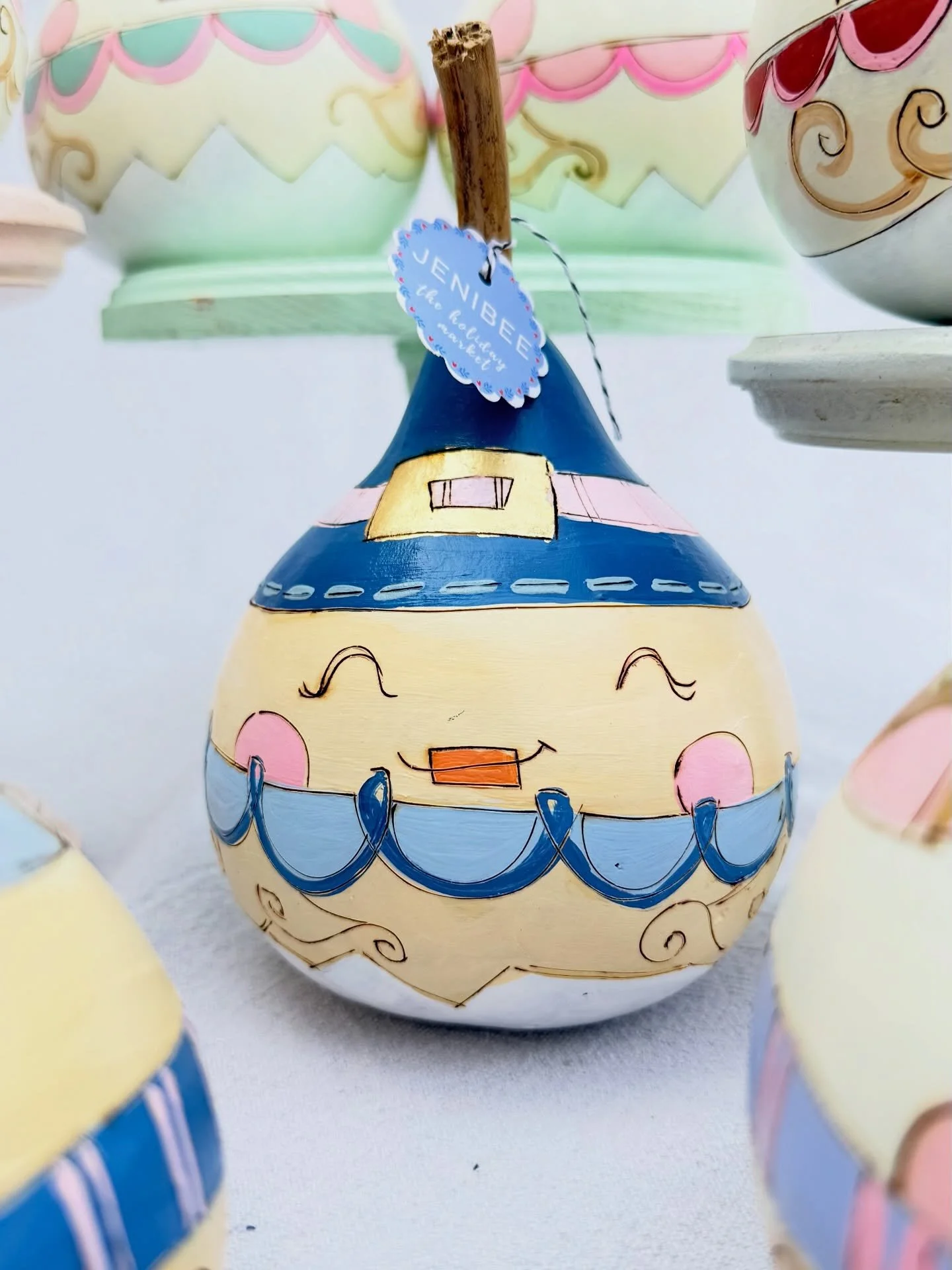 I love Easter. I have tried to make my focus this year more on Holy Week and Jesus Christ but also still love Aorimg and renewal and new birth and warm sunshine.

That is what these cuties represent for me.

I little bit id sunshine for Easter. 

Hop