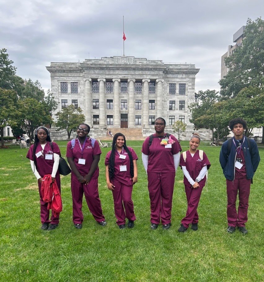 Students of @uncommon_roxburyprep have been taking their MEDscience classes one step further&hellip;teaching their teacher how to intubate! Swipe to see the student become the master 👩🏾&zwj;🏫🫁🍎
