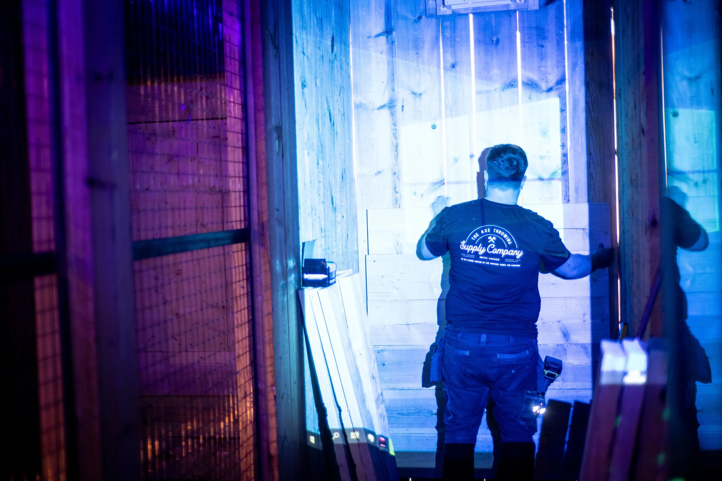 axe-throwing-supply-company-team-working-on-axe-throwing-lane