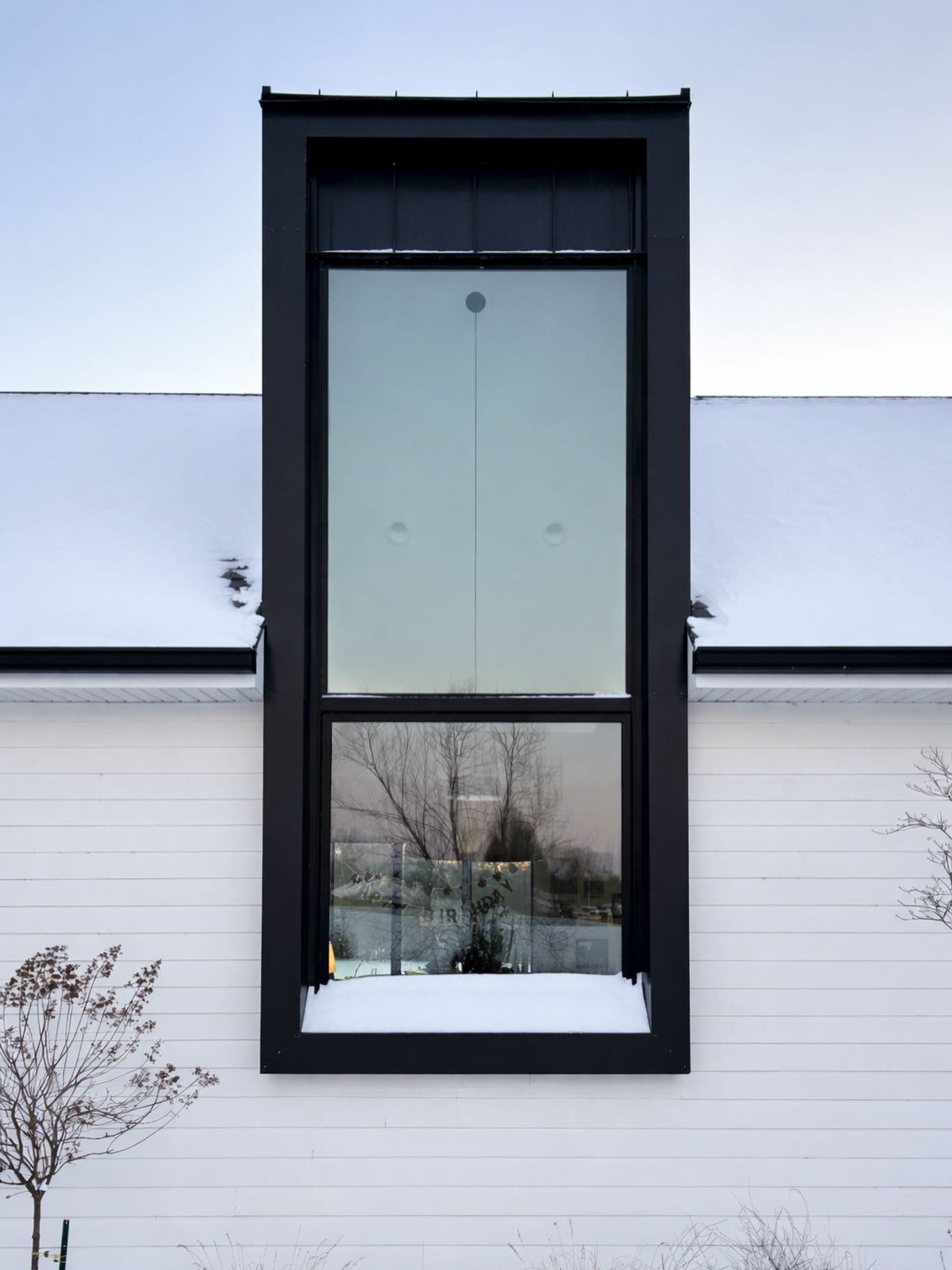 Snow gathers at the Finely River House, sharpening the expression of the extruded glazing as it opens the interior to light, landscape, and winter conditions along the river.

#arkifexstudios #ozarkmodernism #ozarkarchitecture #missouriarchitecture #