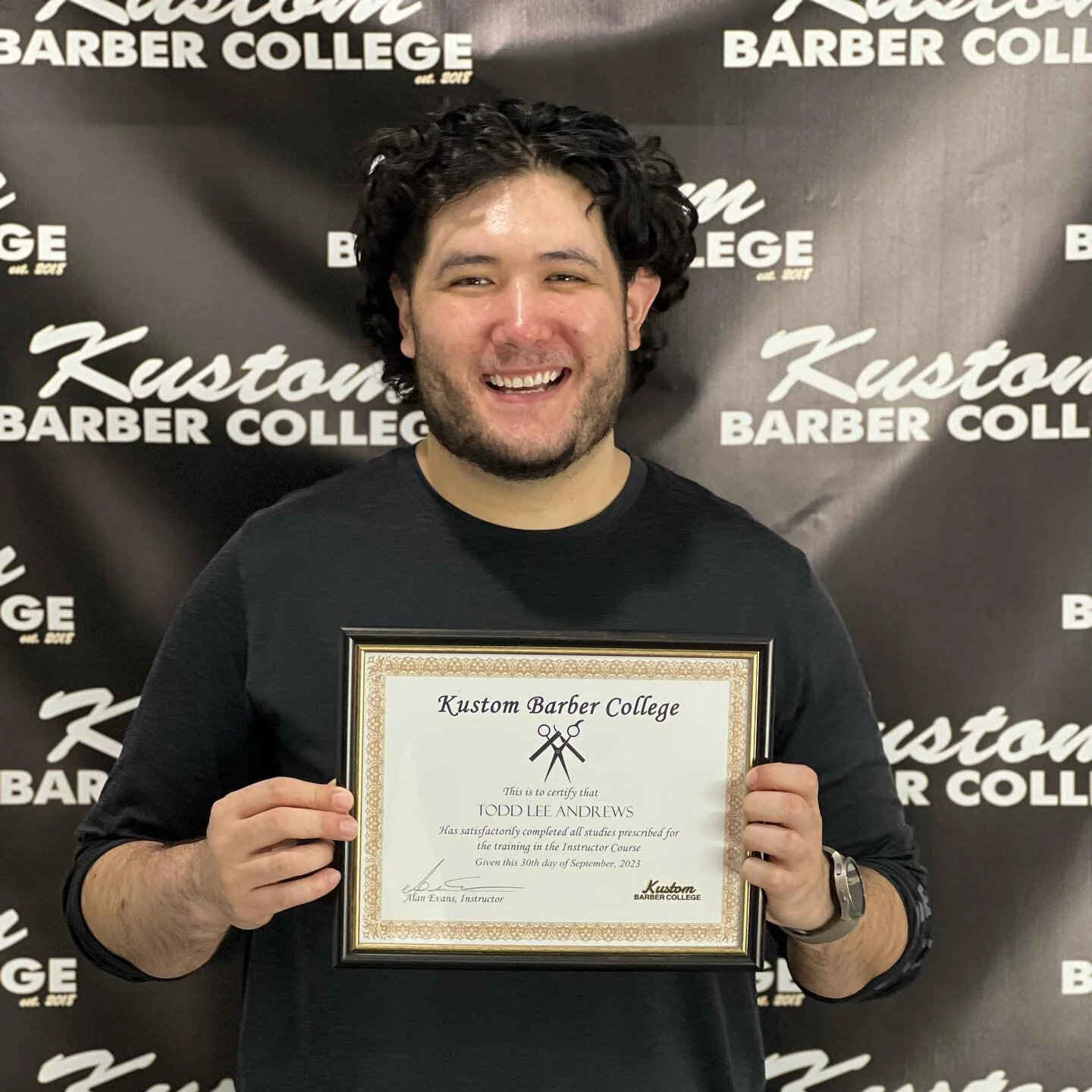 .

Congratulations to our student on completing 1500hrs Barbering and Instructor courses..🙌
.
#familyforever 💈
.

𝓚𝓾𝓼𝓽𝓸𝓶 𝓑𝓪𝓻𝓫𝓮𝓻 𝓒𝓸𝓵𝓵𝓮𝓰𝓮

 Modern training school by licensed educators preparing students for the Mississippi Board o