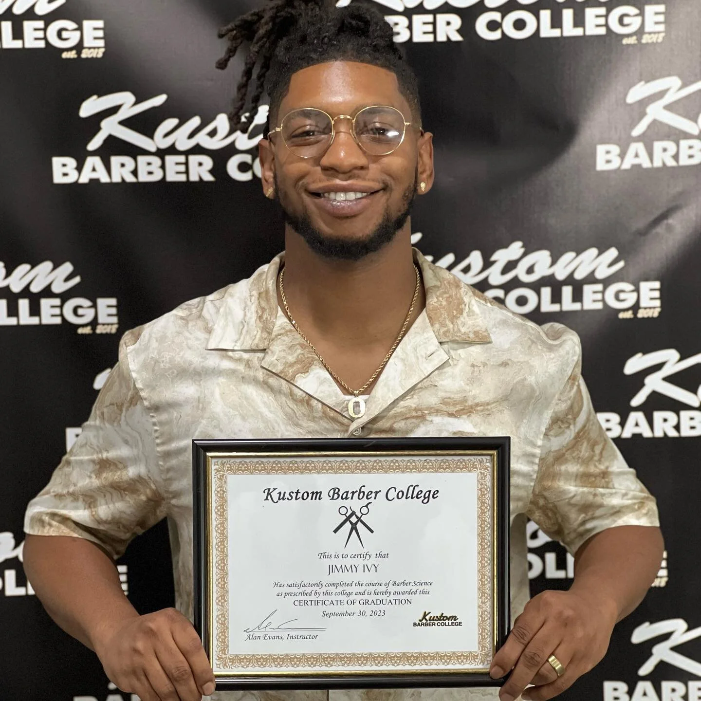 .

Congratulations to our student on completing 1500hrs Barbering and Instructor courses..🙌
.
#familyforever 
.

𝓚𝓾𝓼𝓽𝓸𝓶 𝓑𝓪𝓻𝓫𝓮𝓻 𝓒𝓸𝓵𝓵𝓮𝓰𝓮

 Modern training school by licensed educators preparing students for the Mississippi Board of 