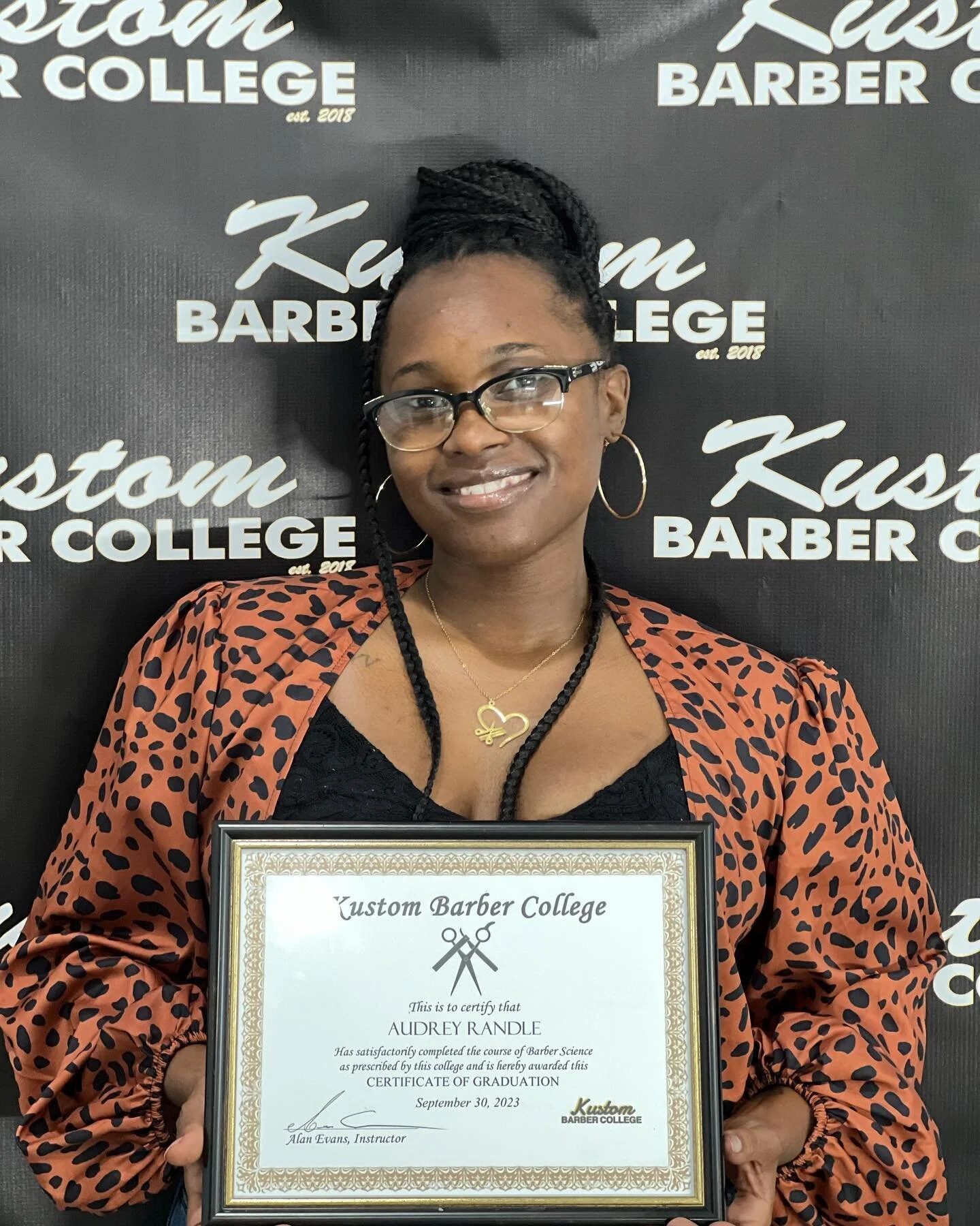 .

Congratulations to our student on completing 1500hrs Barbering and Instructor courses..🙌
.
#familyforever 💈
.

𝓚𝓾𝓼𝓽𝓸𝓶 𝓑𝓪𝓻𝓫𝓮𝓻 𝓒𝓸𝓵𝓵𝓮𝓰𝓮

 Modern training school by licensed educators preparing students for the Mississippi Board o