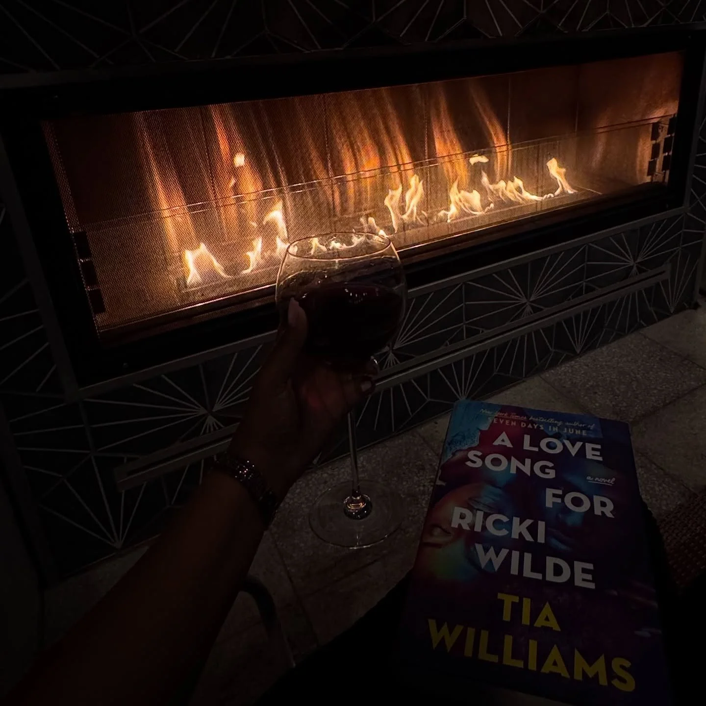 The perfect evening 🤎 Our February book is A Love Song For Ricki Wilde by Tia Williams! Have you gotten yours yet?! If you&rsquo;re not in the book club you can join by clicking the link in our bio! 📚