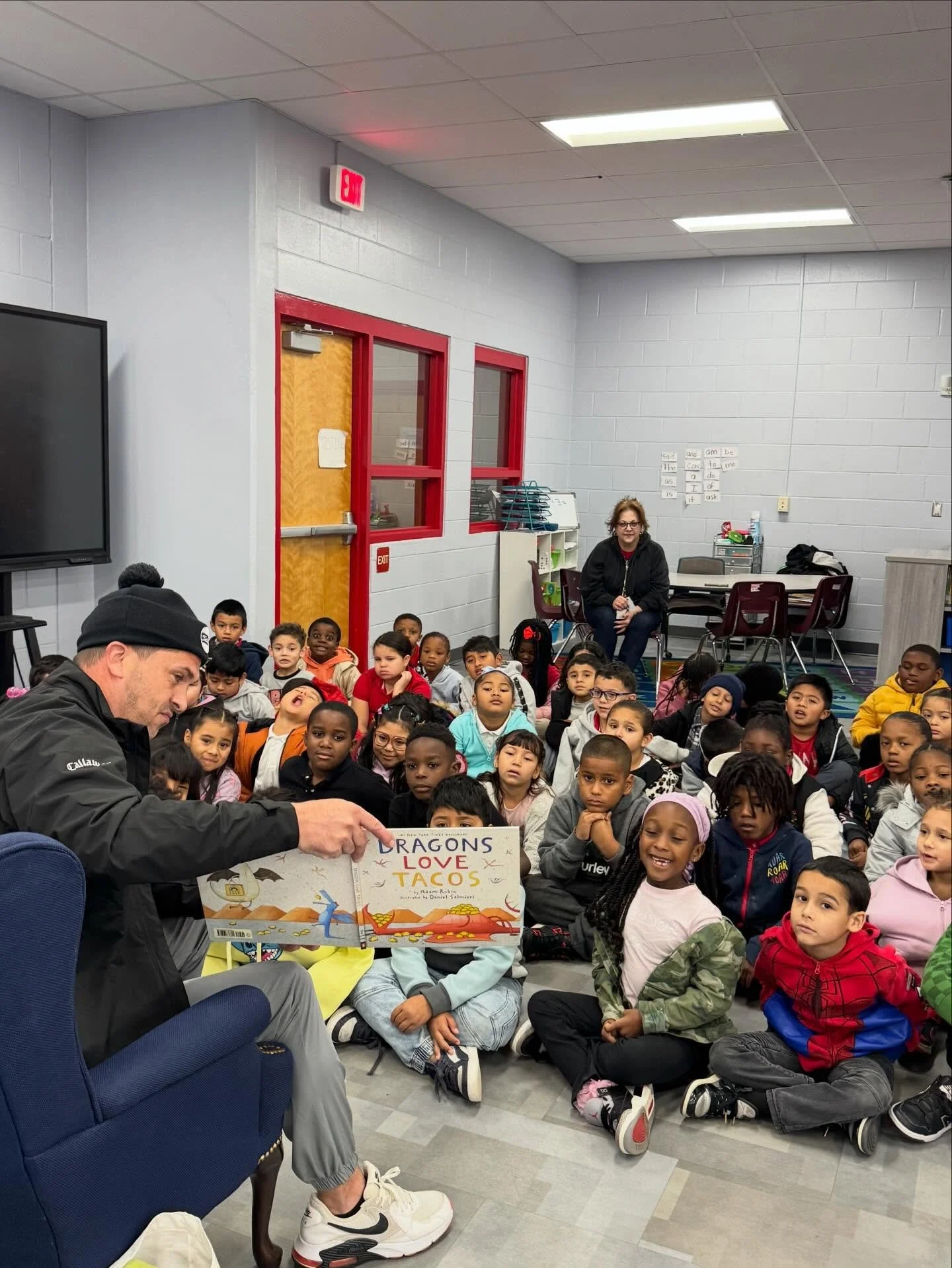 Thank you for sharing your love of reading with us today and for bringing the JOY, @santander_usa