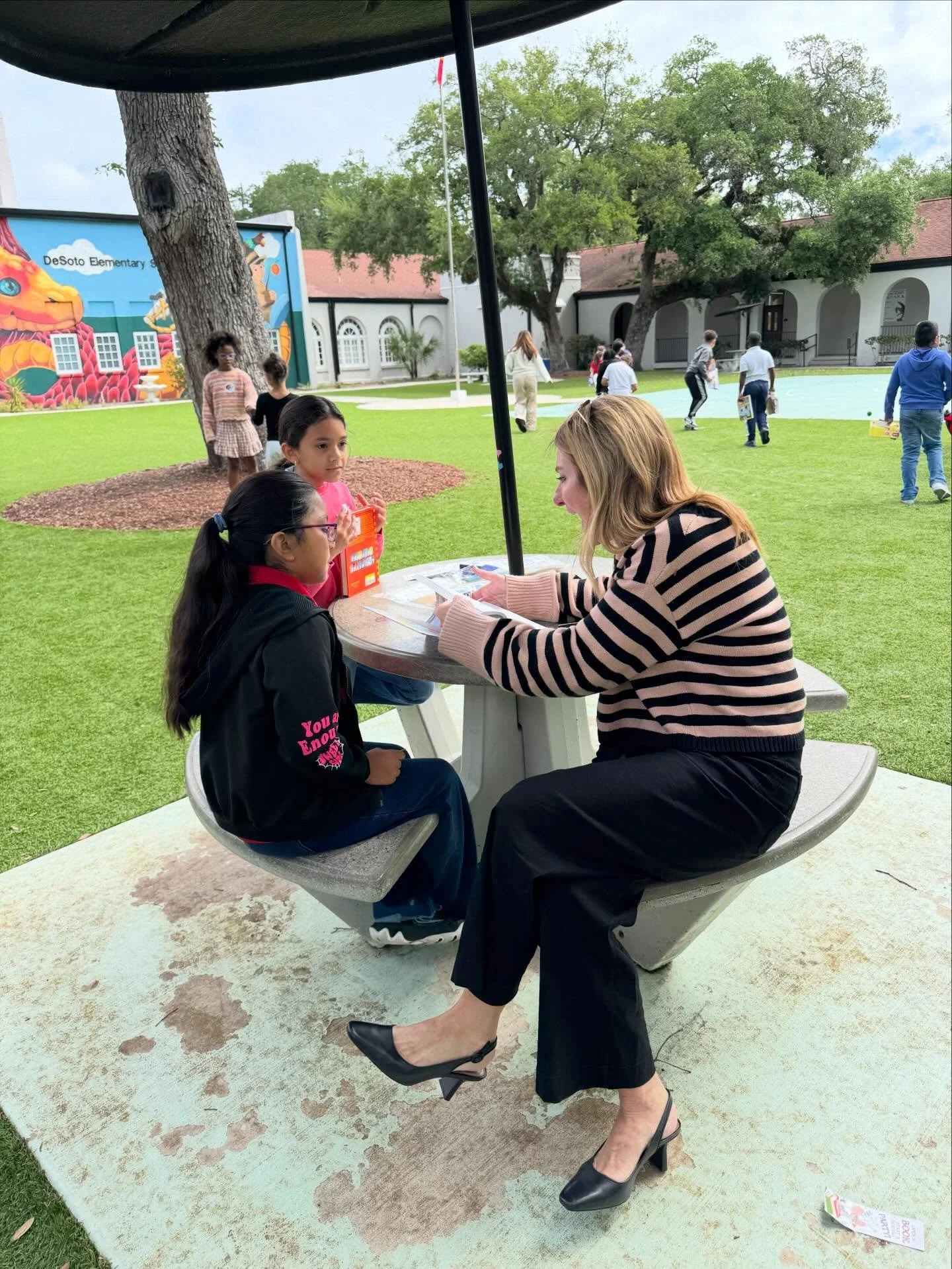 Thank you for bringing Book Joy to teachers and students today, @playing_to_pitch_in. And a big thank you to our friends from @gorrieelementary for coming out to volunteer and read with students! They had a great time reading with you all and really 