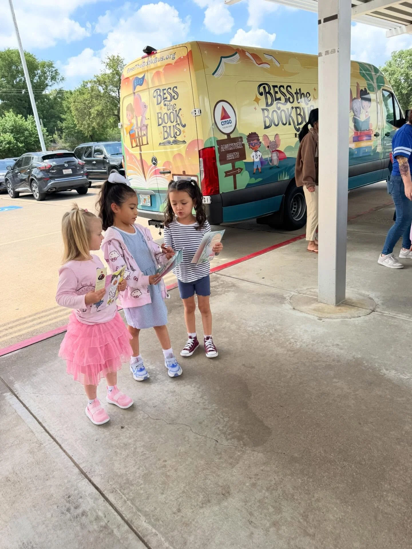 Thank you for bringing Book Party Book Joy to Houston, @citgofuelinggood ! Thanks to you, 700 students and teachers chose brand new books today!