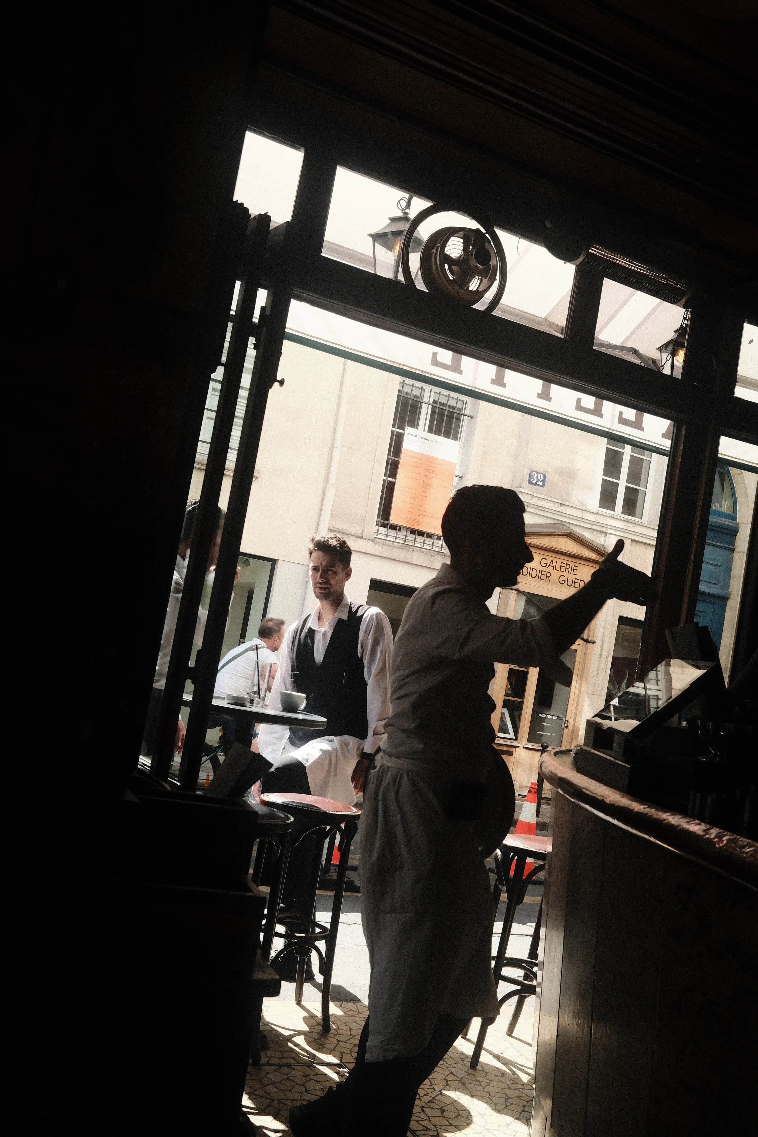 Paris:twowaiter.JPG