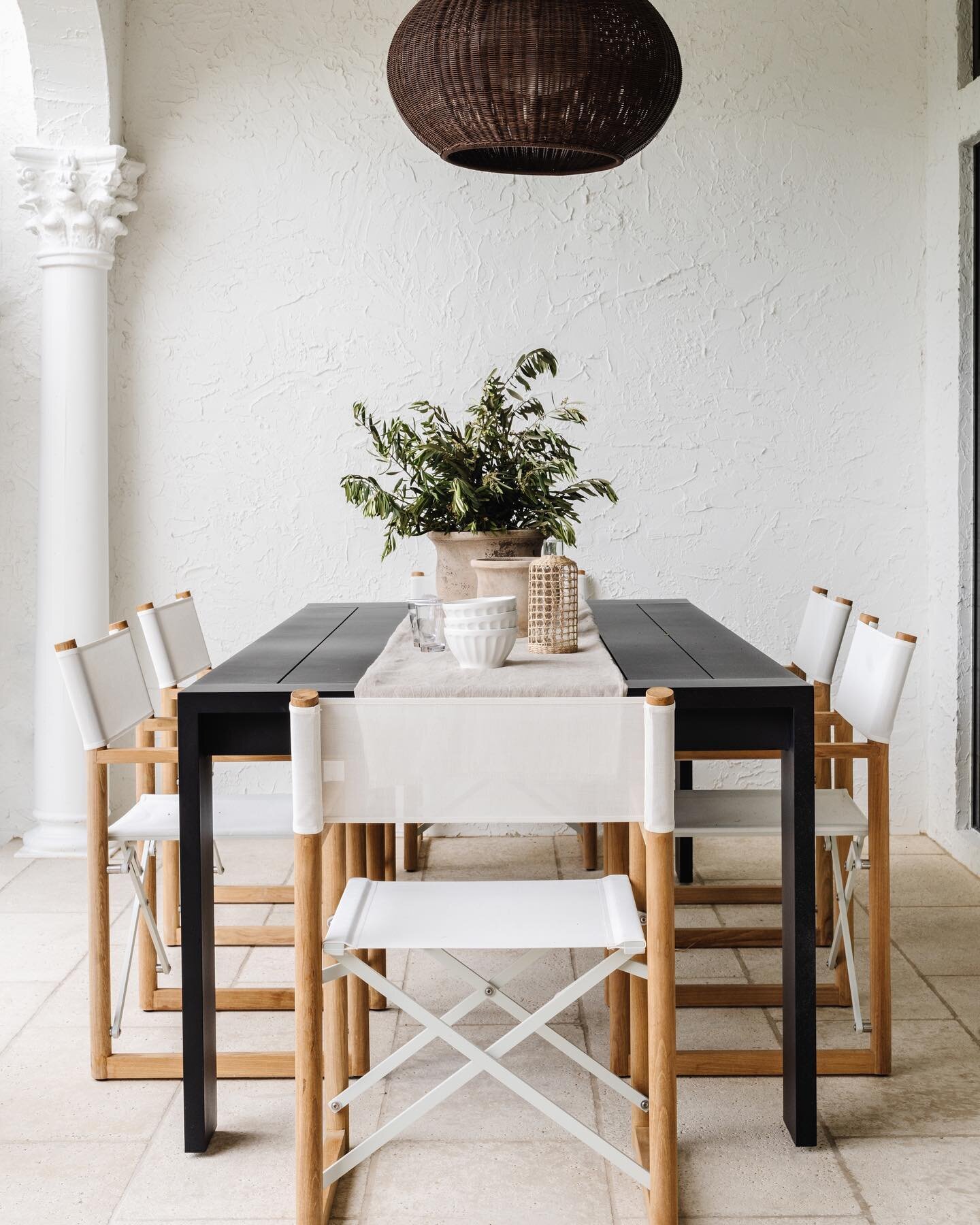 Thanksgiving is around the corner! Are you guys setting the table inside or out? I love the Outdoor Dining at our Villa Belmonte Project 📷 @jeannnes