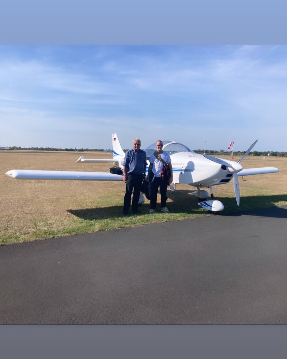 Wir gratulieren dir lieber Frederic zur bestandenen Pr&uuml;fung! Herzlichen Gl&uuml;ckwunsch 😉 Wir w&uuml;nschen dir eine tolle fliegerische Zukunft. Beste Gr&uuml;&szlig;e Lars, Bernd und Saskia #ul_flugschule_ueberflug #edkb #pilot