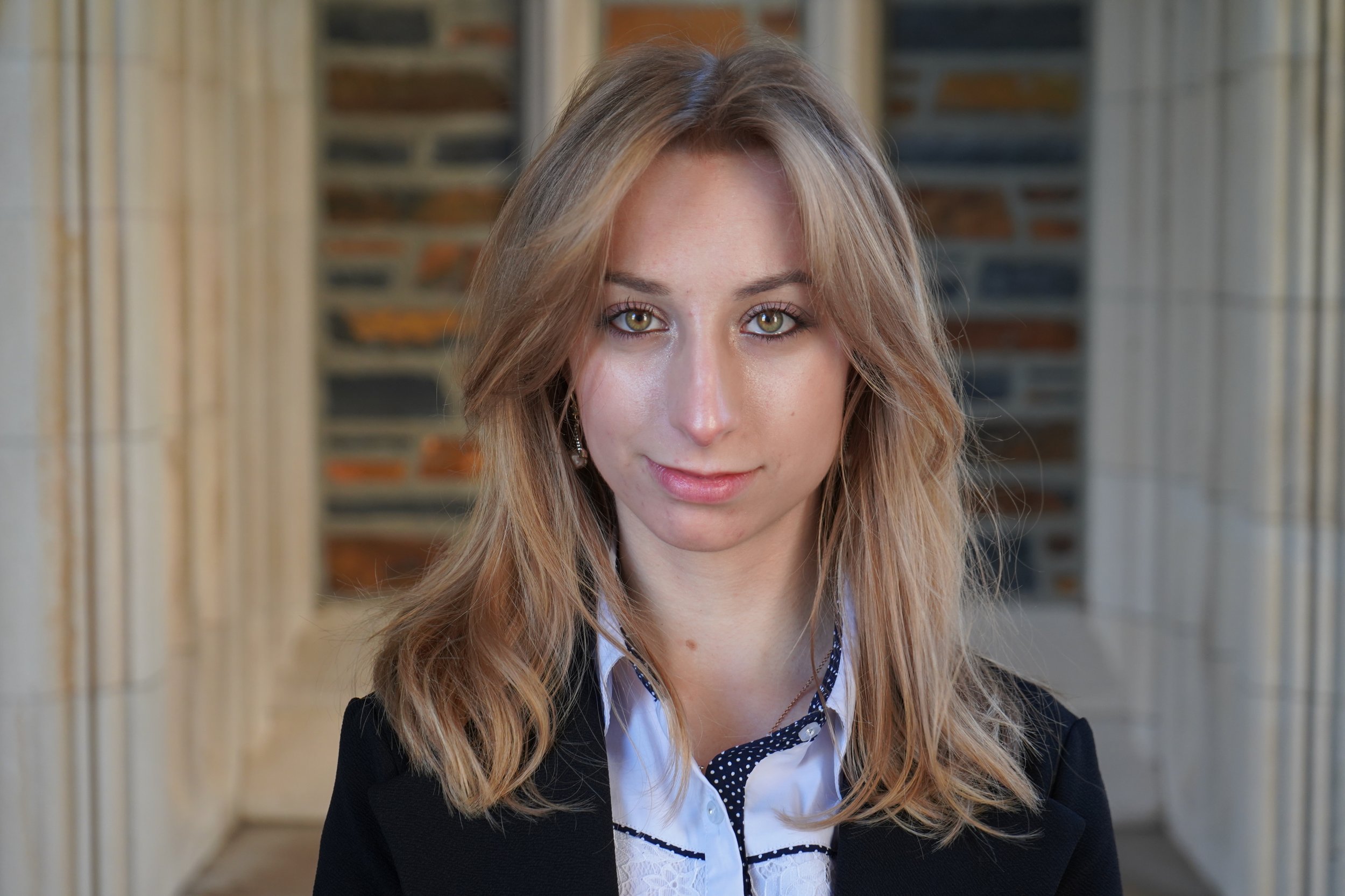 Headshot of Eva.