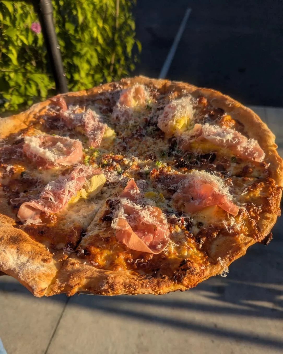 Lunch is served at Patrick Henry&rsquo;s! 🍕🥗
We&rsquo;re open Wednesday through Sunday for all your midday cravings. Grab a pizza, a smash burger, or a quick bite at the bar &mdash; see you soon!