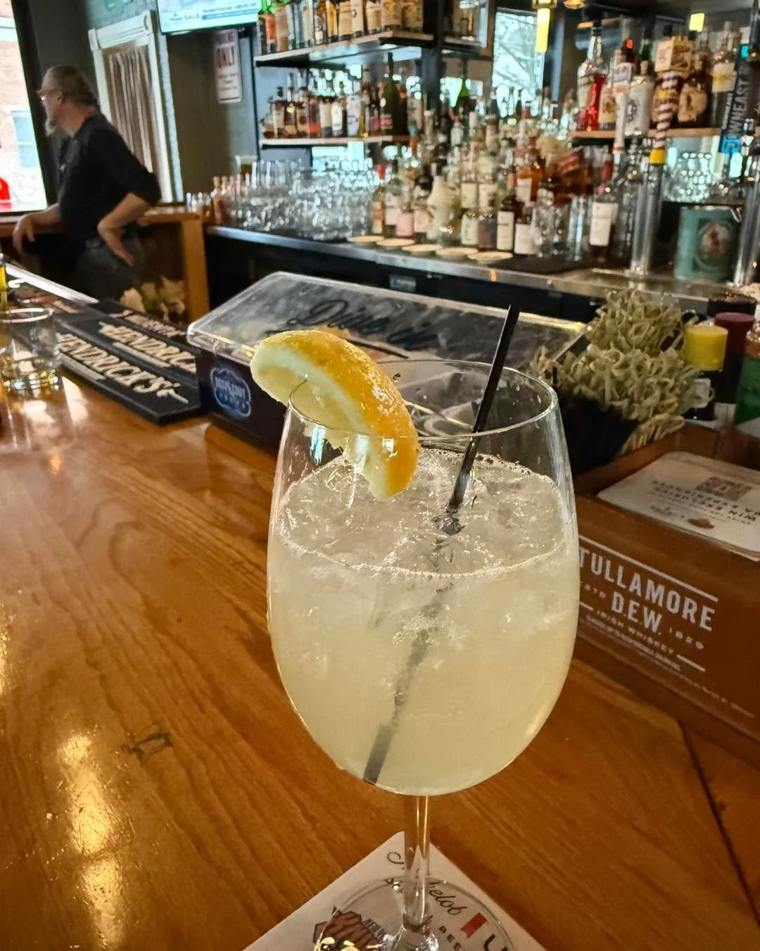 &lsquo;Hudson 75&rsquo; cocktail from our new drink menu by Brendan!  If you&rsquo;re throwing Darts this Thursday night 🎯  for our first event of the season - sample our new menu items on the house.  Looking forward to a great 2026!  #WaterfrontDin