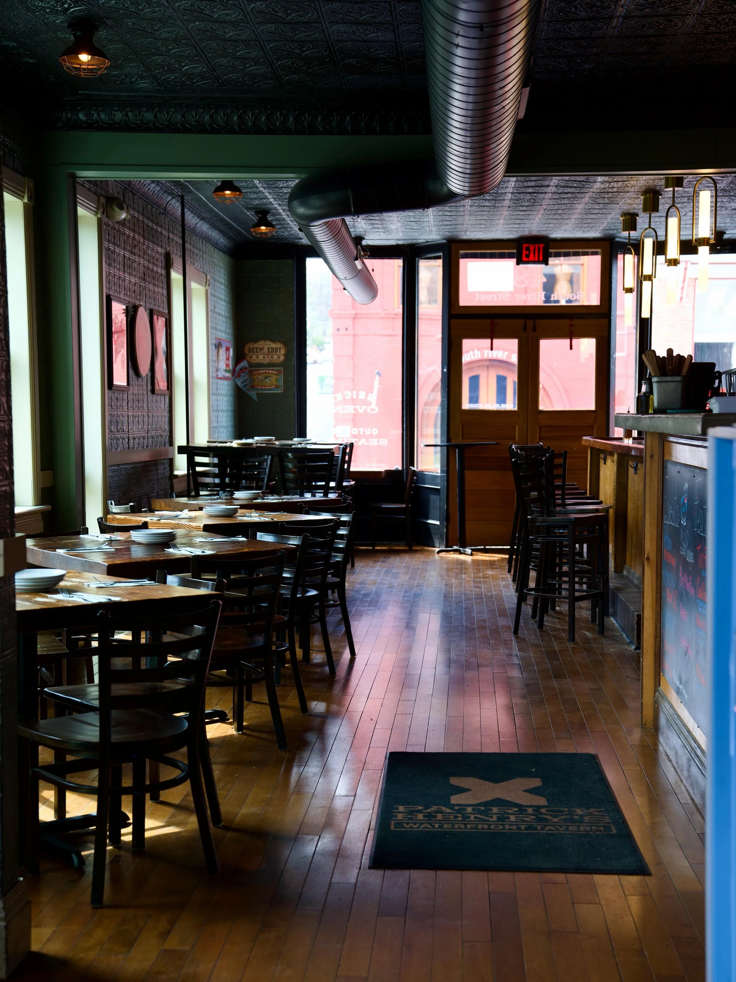 It&rsquo;s Friday! We will be serving drinks and food all night long. Come sit on the patio, inside at a table or at the bar! 
&bull;
&bull;
&bull;
&bull;
#hudsonvalley #upstateny #patrickhenryswft
