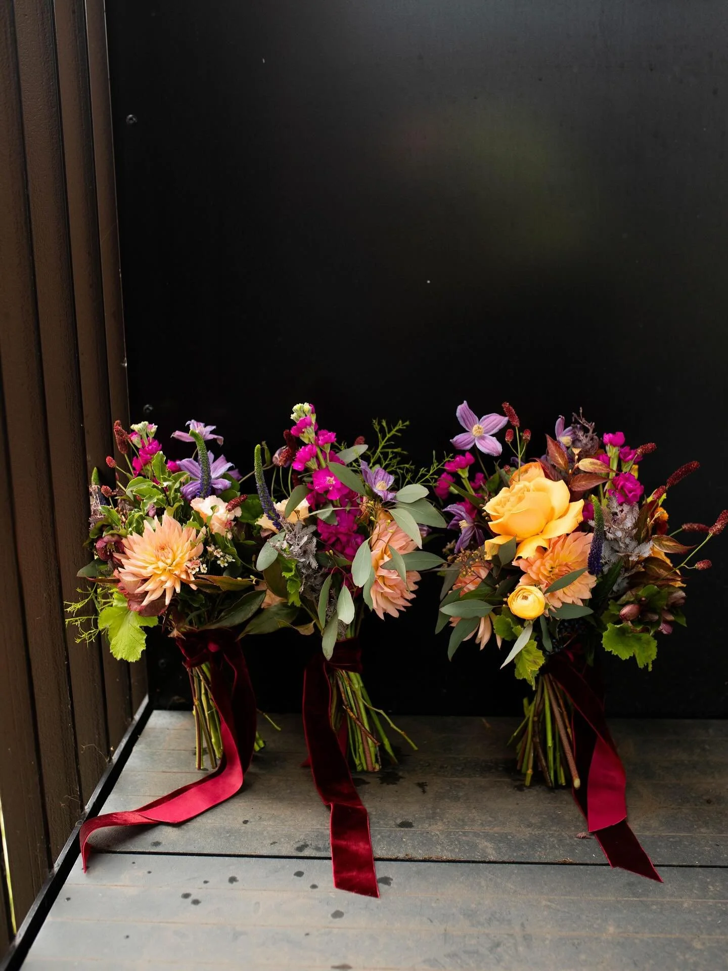 Loving the colours against the dark wall π€ 
π· courtesy of super talented @hollysmithweddings 
#octoberweddingflowers 
#bridalbouquet #octoberbridalbouquet #octoberwedding #londonweddingflorist #eastlondonwedding #walthamstowwedding #leytonstonewe