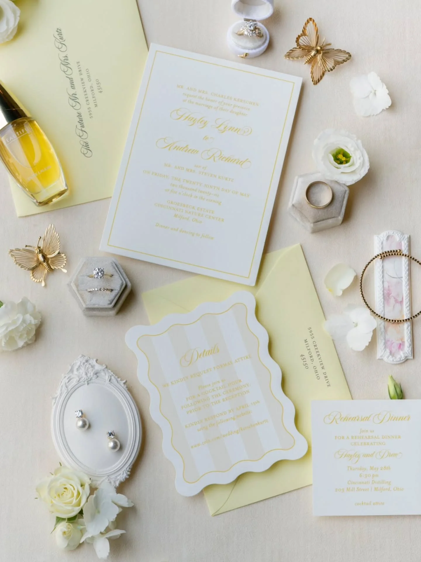 Sunny yellow might just be one of my favorite wedding colors. 💛

For this beautiful garden wedding, we used the perfect shade of yellow throughout the invitation suite, paired with classic die cut details that kept everything feeling fresh, elegant 